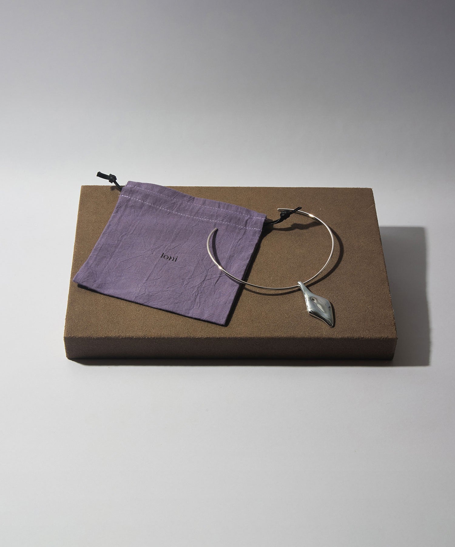 loni/LEAF PLATE CHOKER