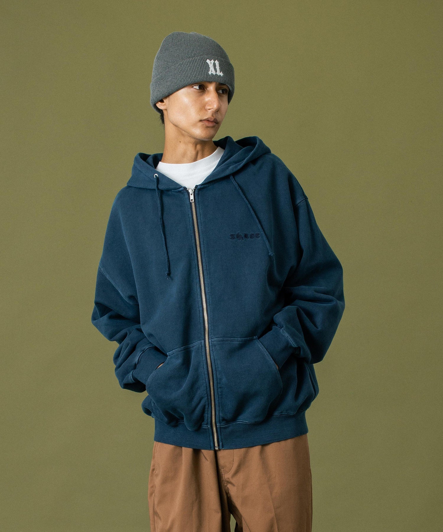 PIGMENT DYED EMBOSS LOGO ZIP HOODED SWEAT – calif（カリフ