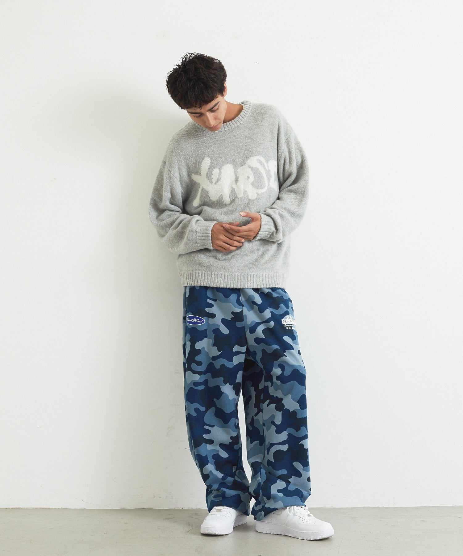 FLUID LETTERING CREW SWEATER