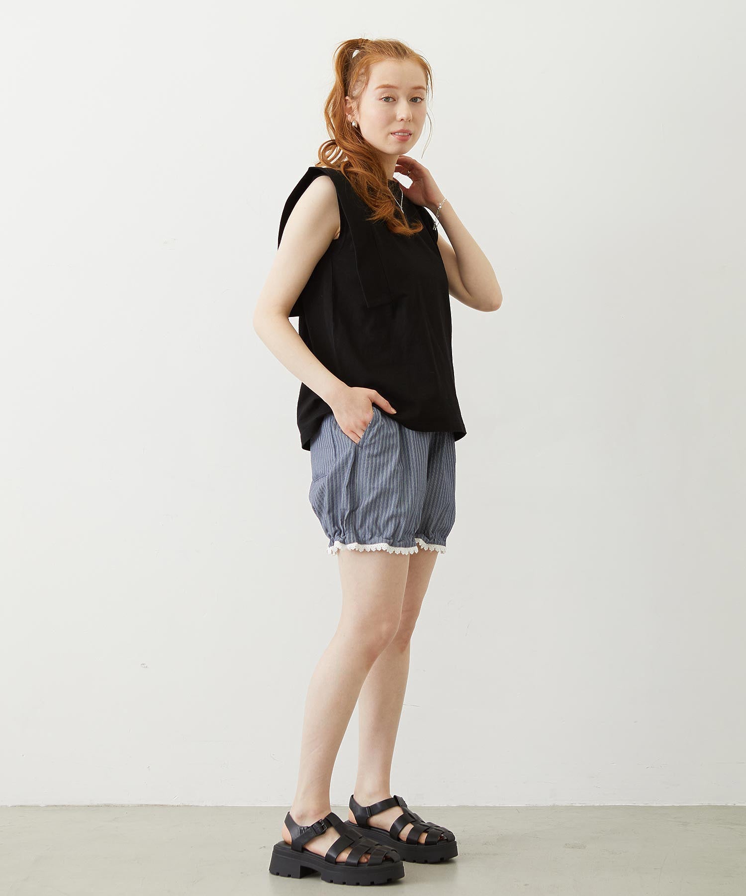 BOXY SLEEVELESS TOP