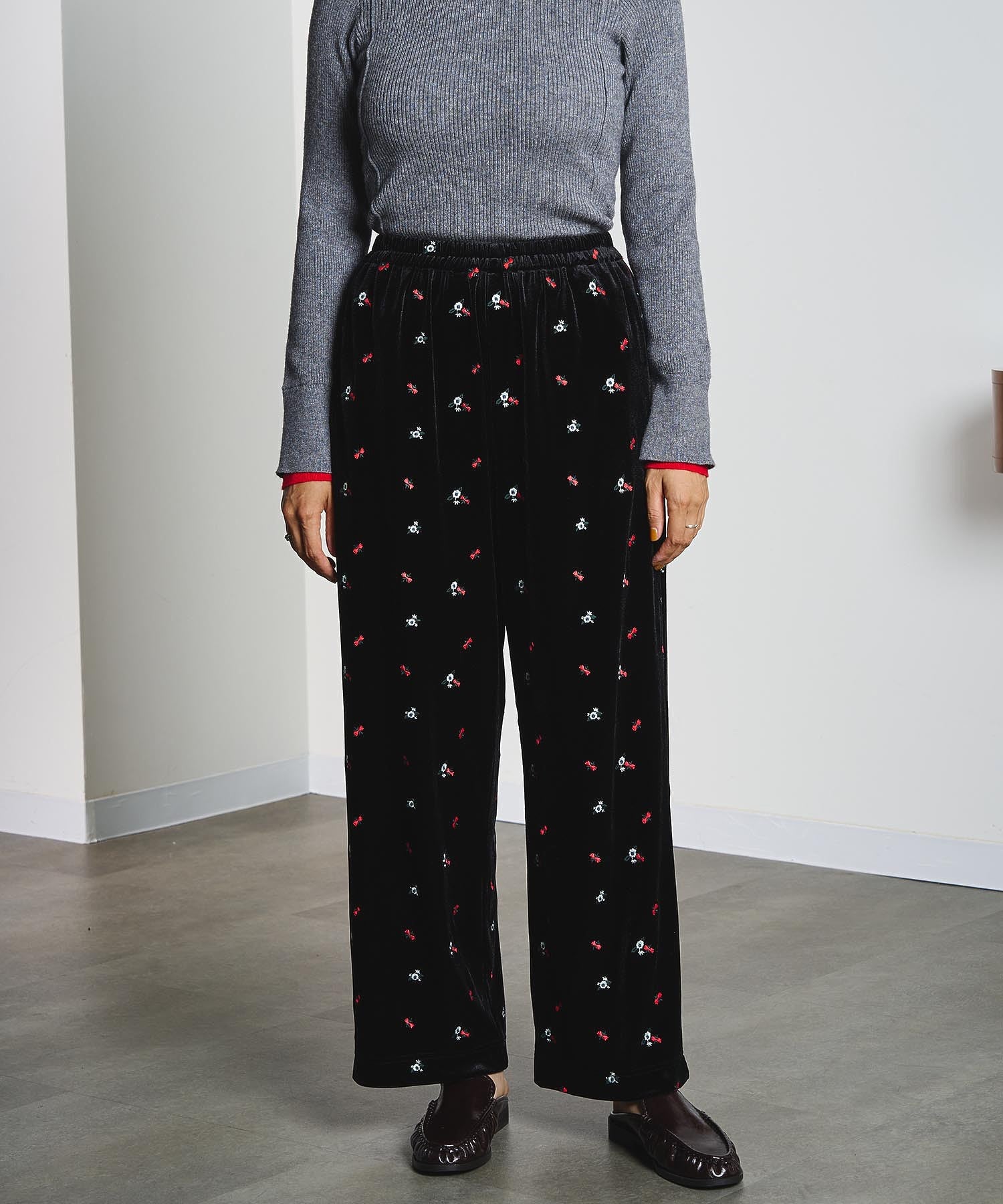 EMBROIDERY VELOUR PANTS