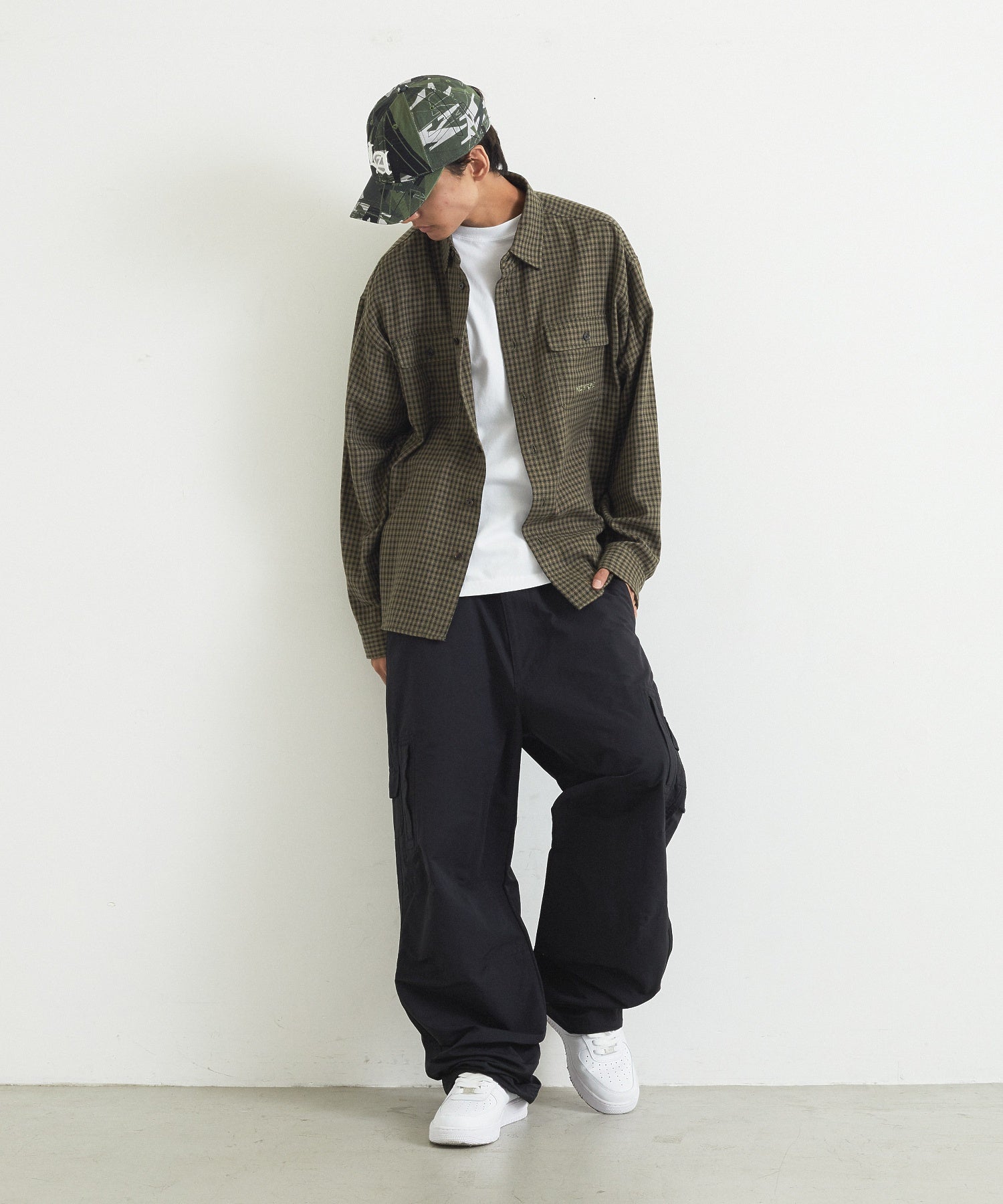 MODEL身長：183cm / 着用サイズ：ONE SIZE