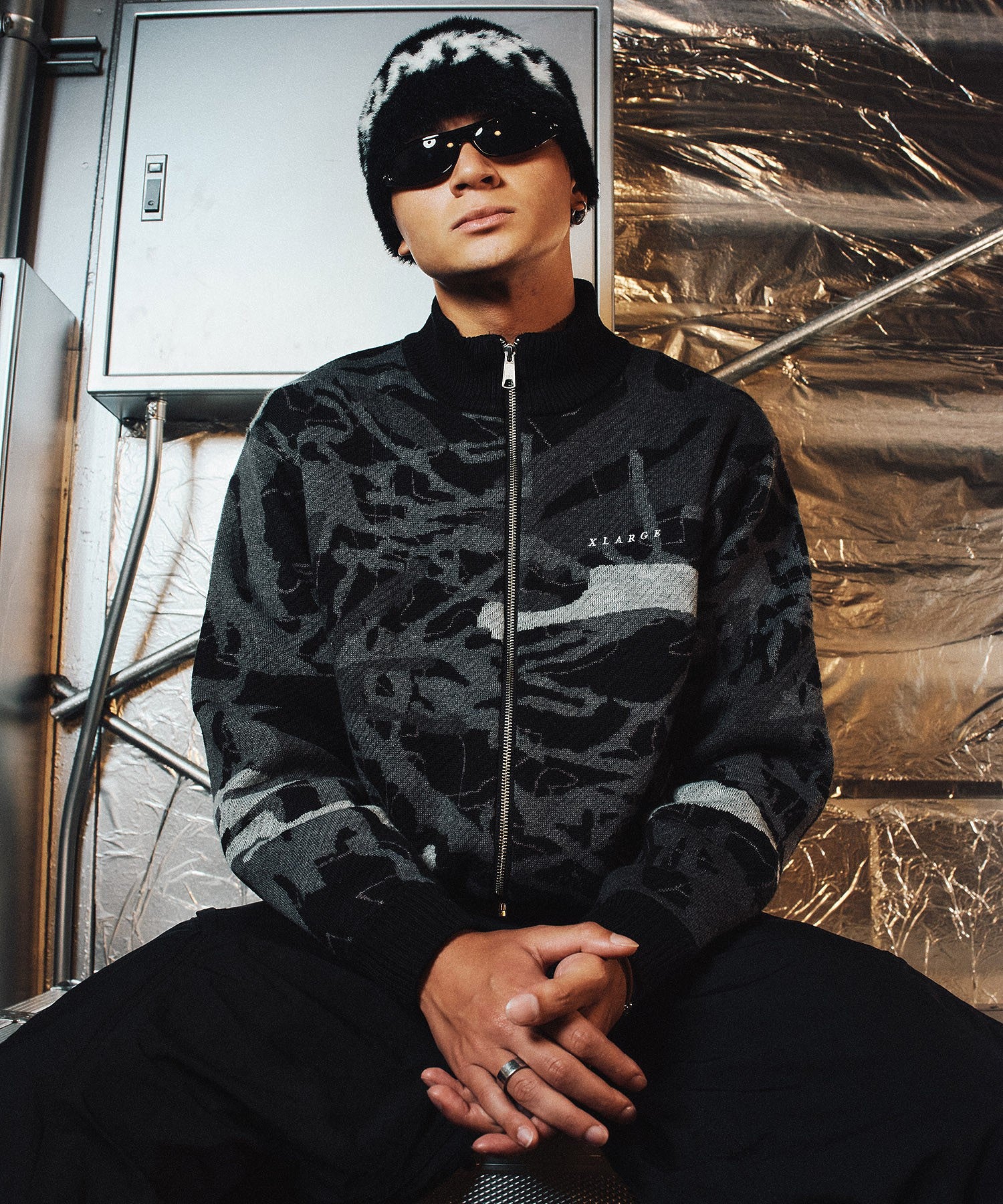 GEOMETRIC ZIP UP KNIT SWEATER