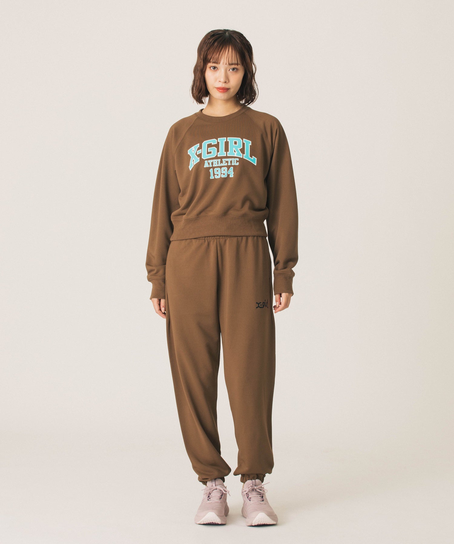 COLLEGE LOGO SHORT CREWNECK SWEATSHIRT