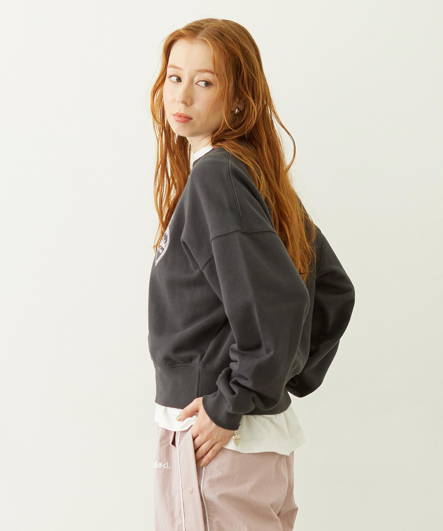 HEART RIBBON EMBLEM SHORT CREW SWEAT