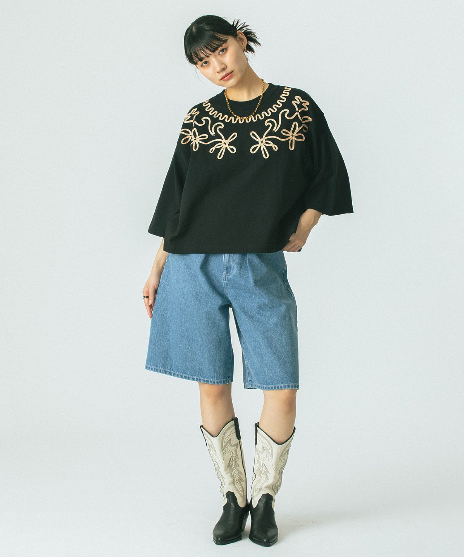 mag.by c/EMBROIDERY H/S TEE