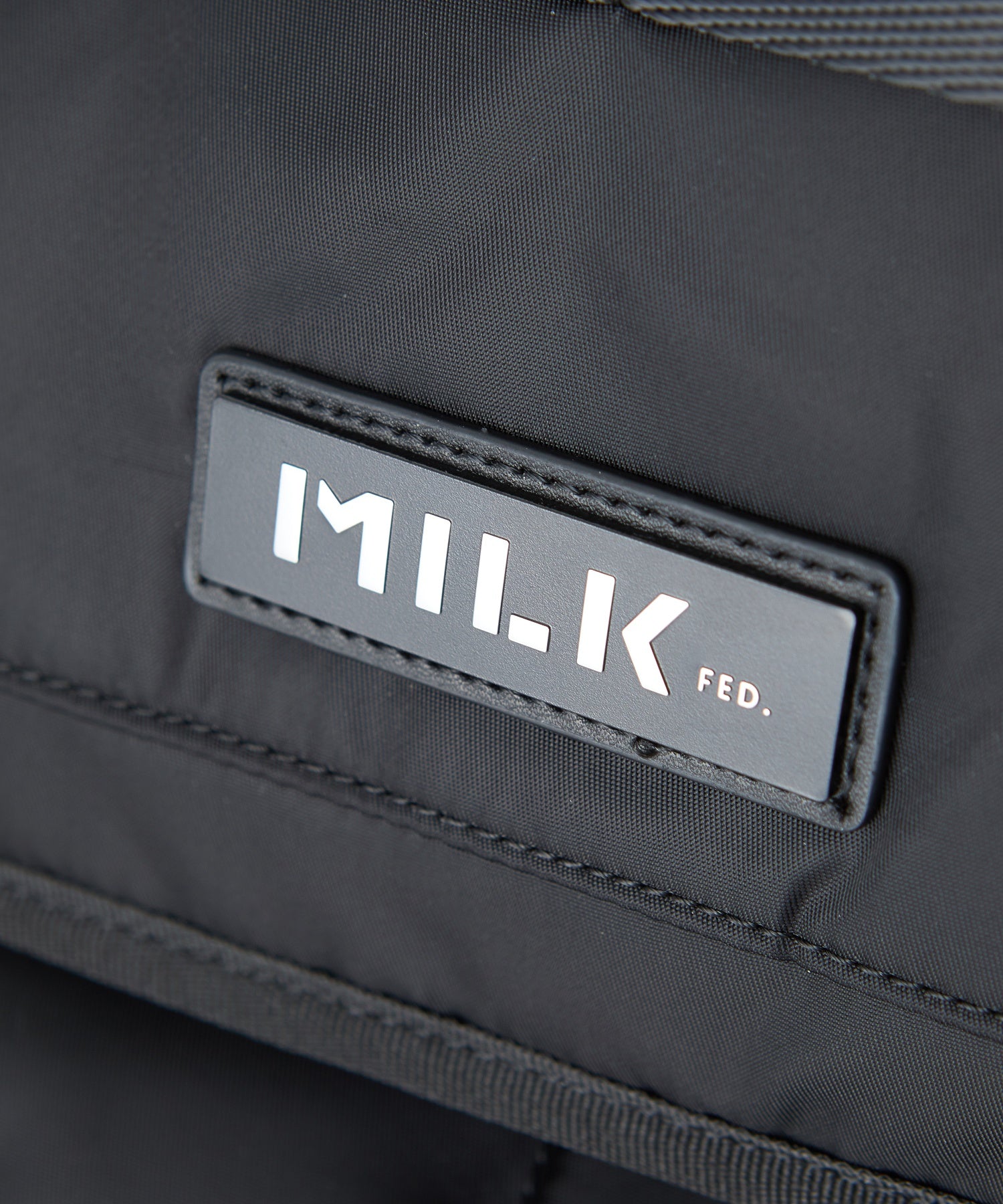 LOGO PLATE MESSENGER BAG MILKFED.