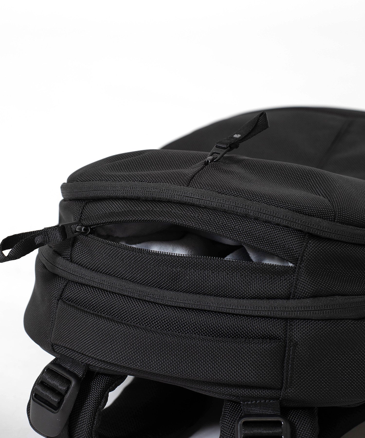 Incase Tracks Backpack 18L-Black