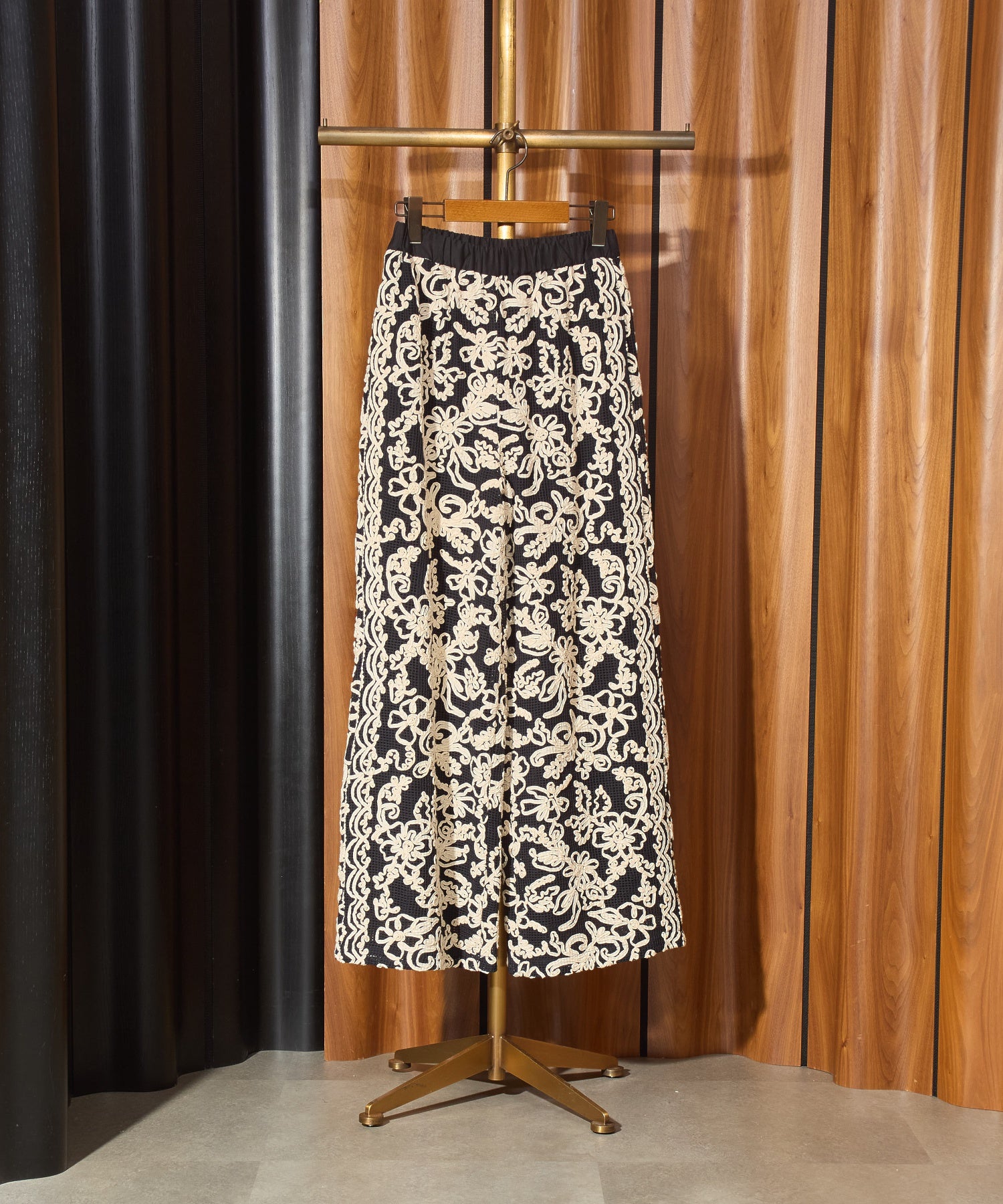 mag.by c/EMBROIDERY MESH PANTS