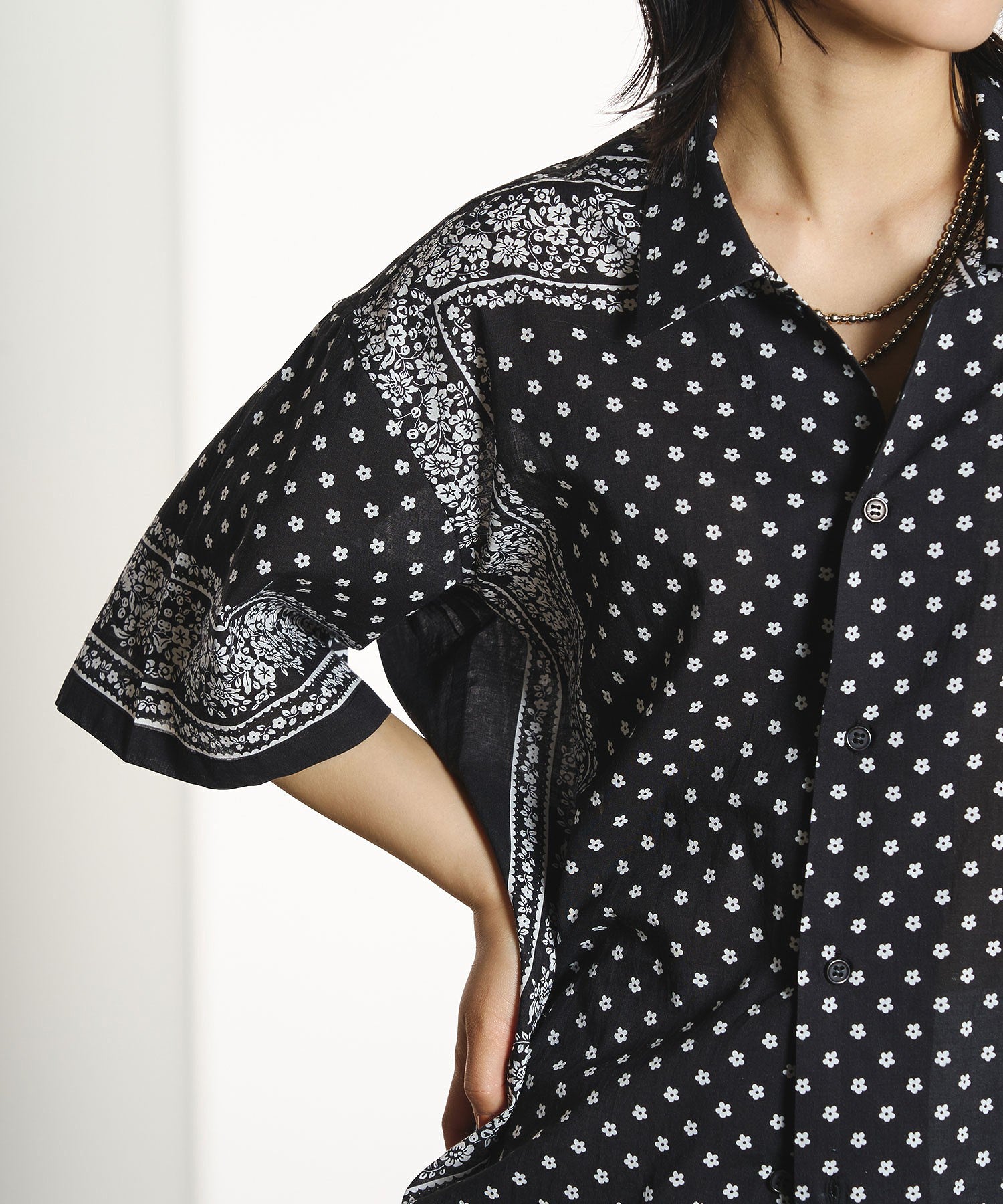 【ROSE BUD別注】INDIA IS BEAUTIFUL/SHORT-SLEEVE PRINTED SHIRT