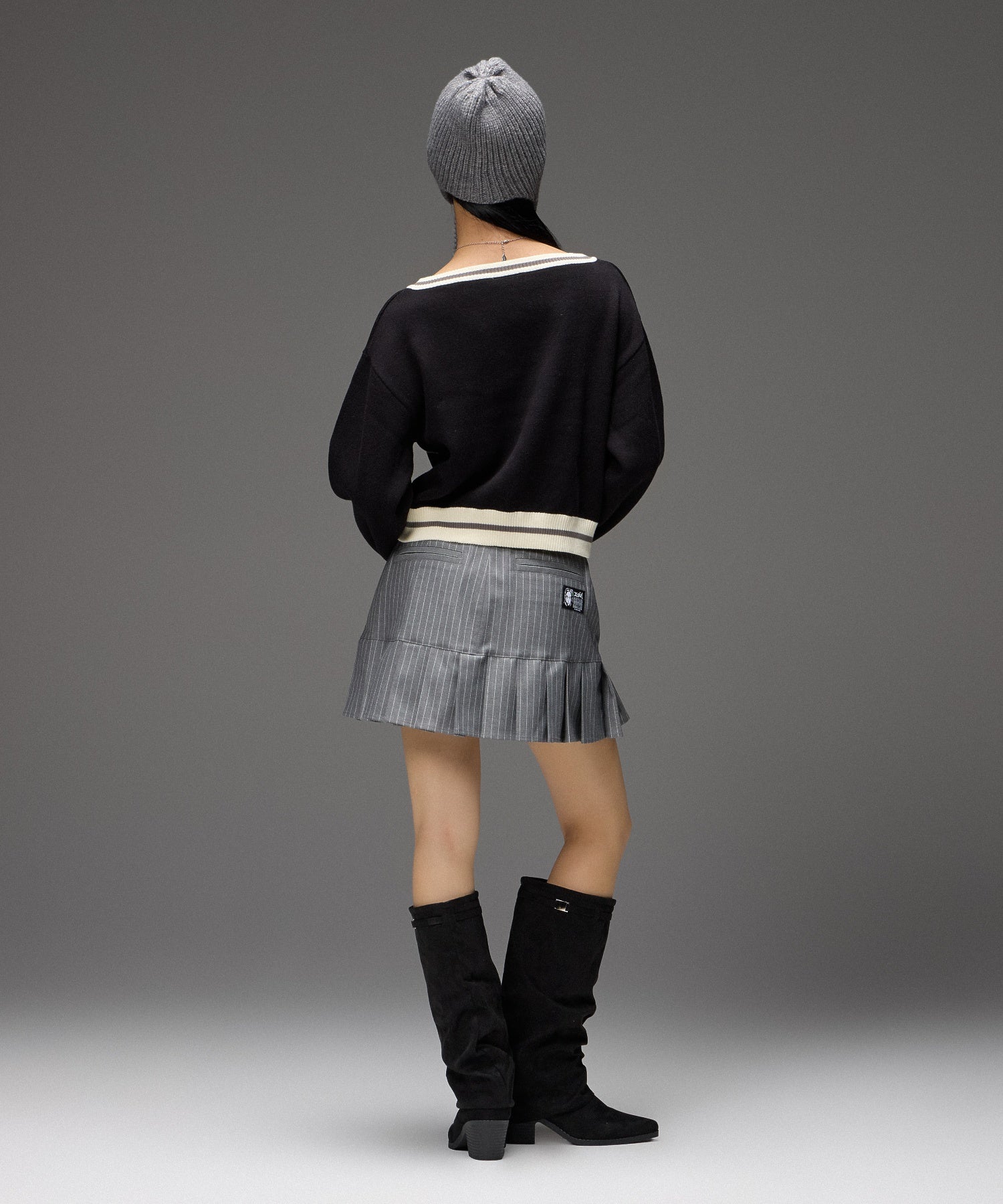 LOGO JACQUARD V-NECK KNIT TOP
