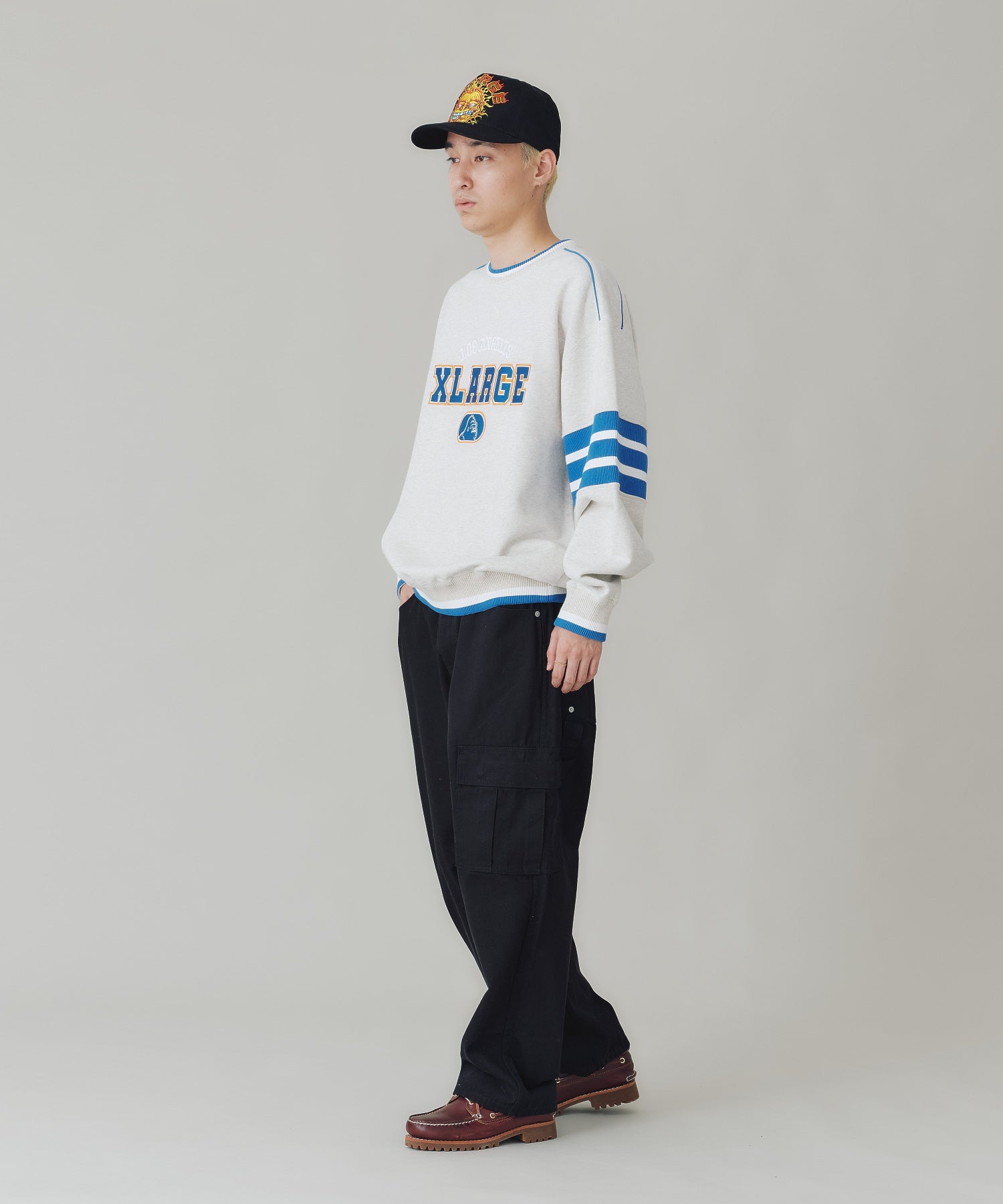 STRIPED SLEEVE CREWNECK SWEATSHIRT