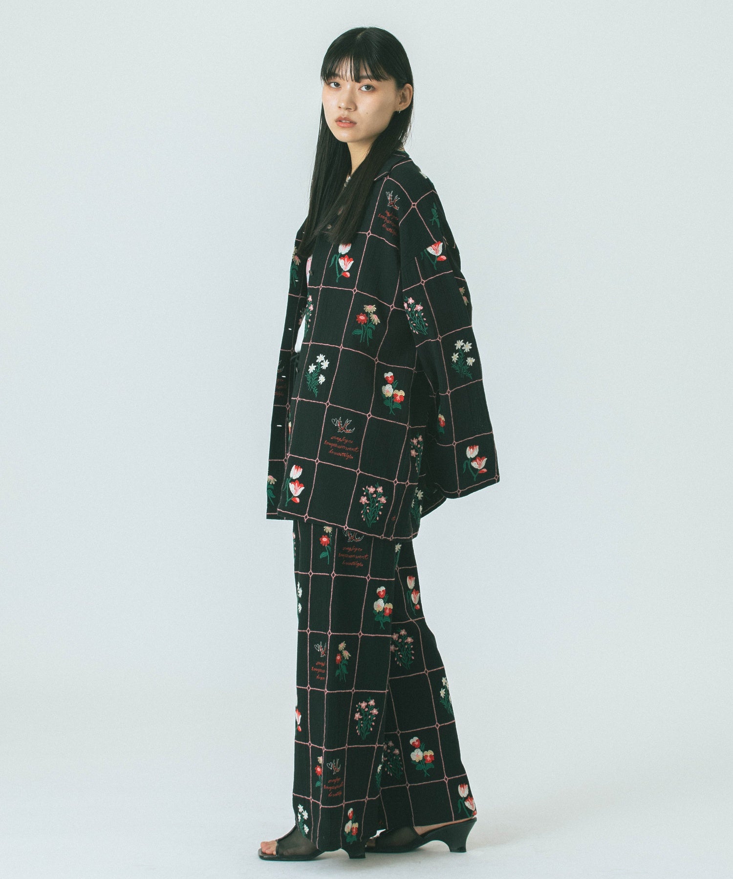 mag.by c/FLOWER EMBROIDERY PANTS