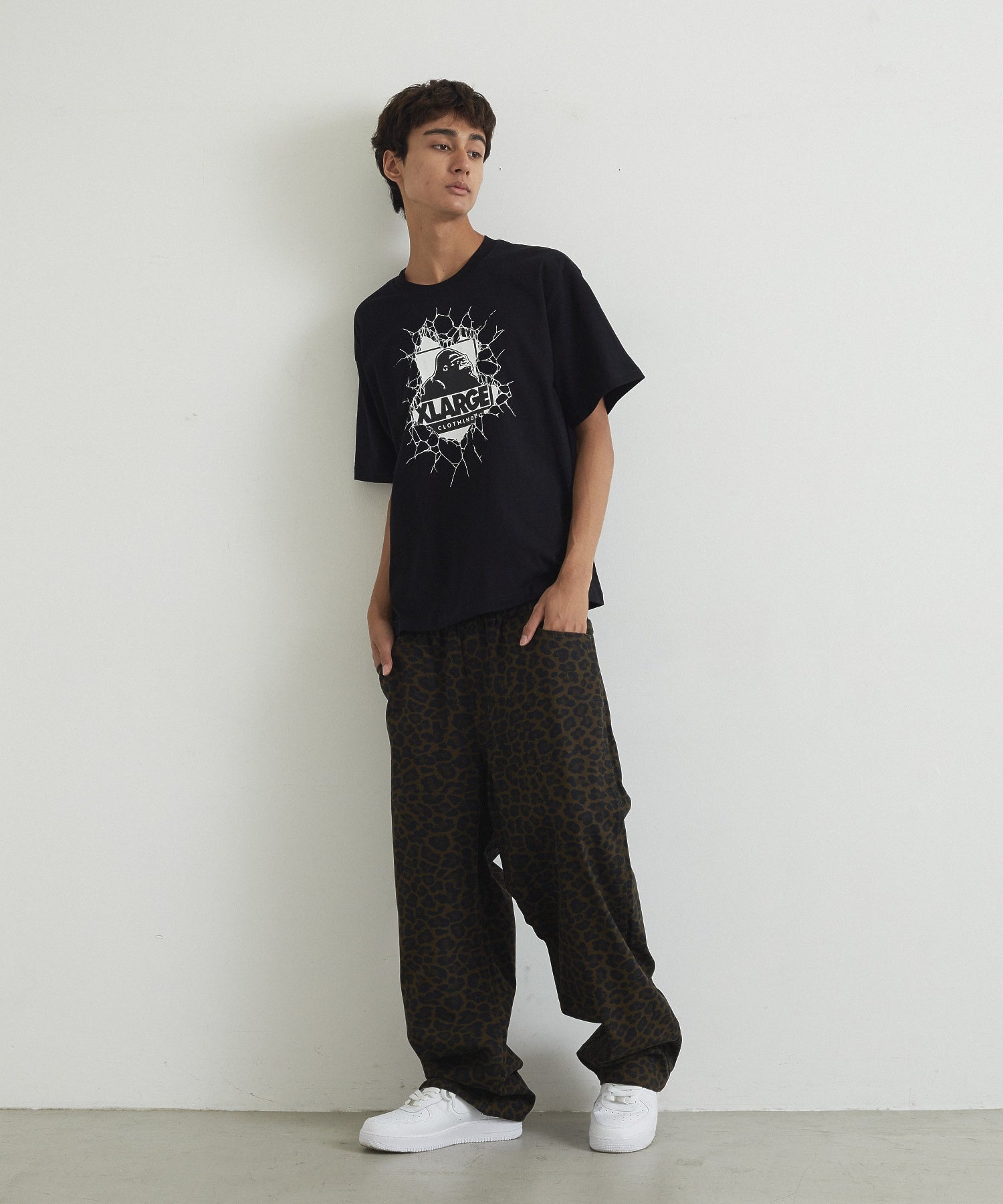 XLARGE×LIXTICK CRACK WALL OG S/S TEE