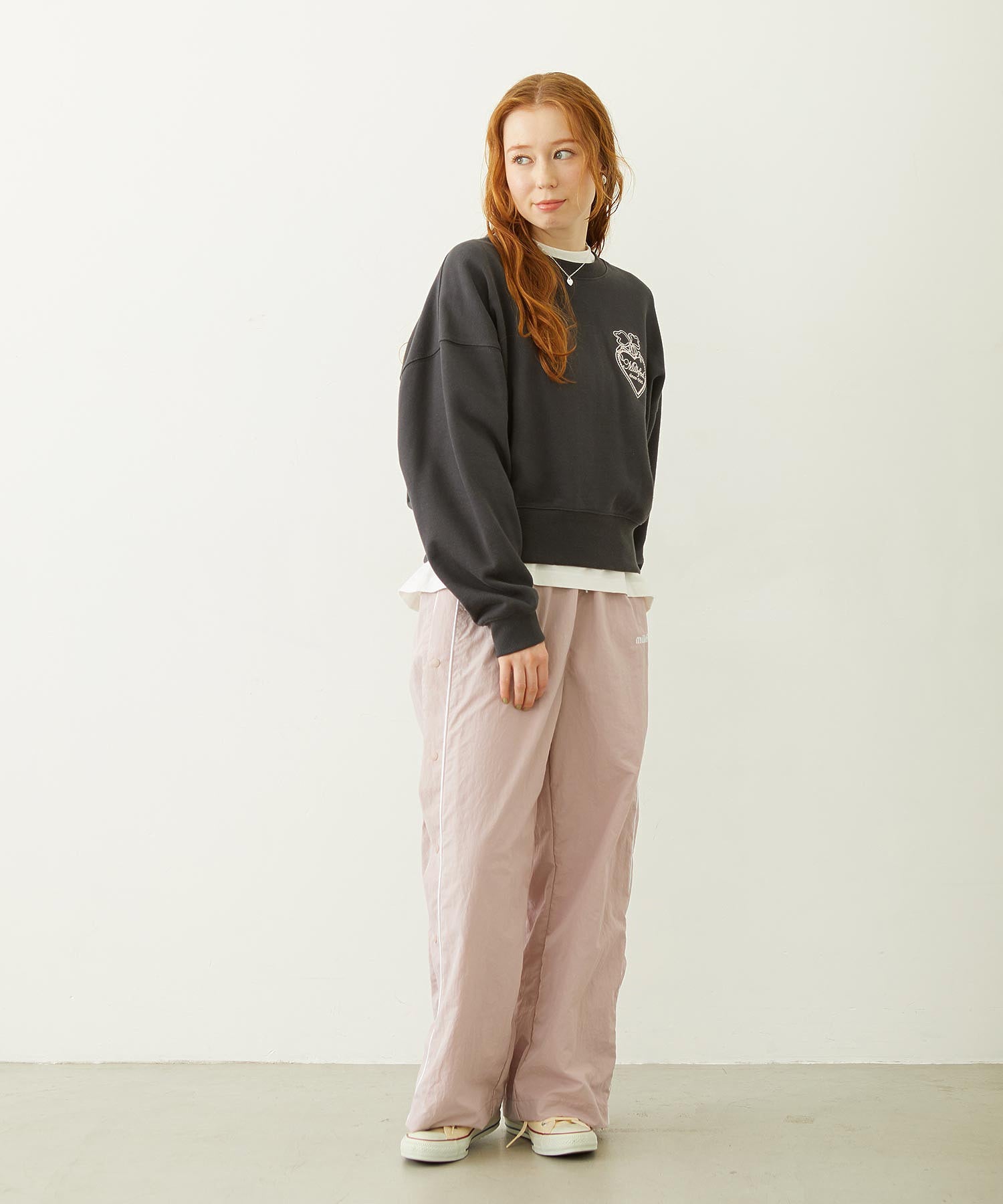 HEART RIBBON EMBLEM SHORT CREW SWEAT