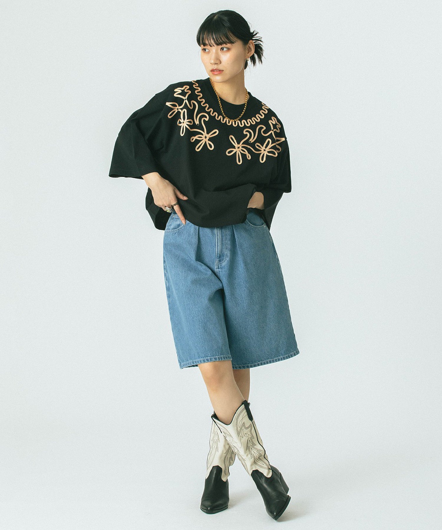mag.by c/EMBROIDERY H/S TEE