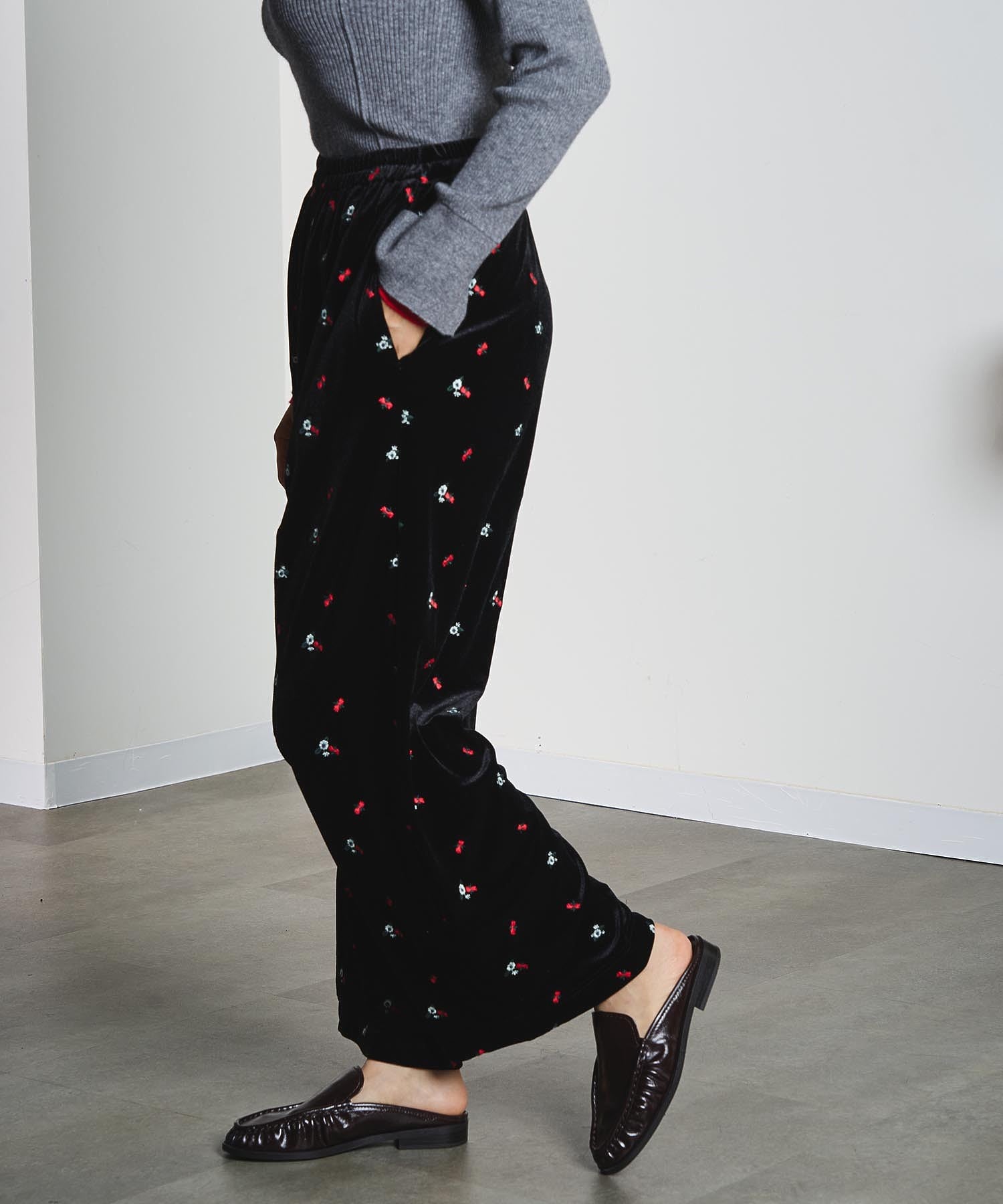 EMBROIDERY VELOUR PANTS