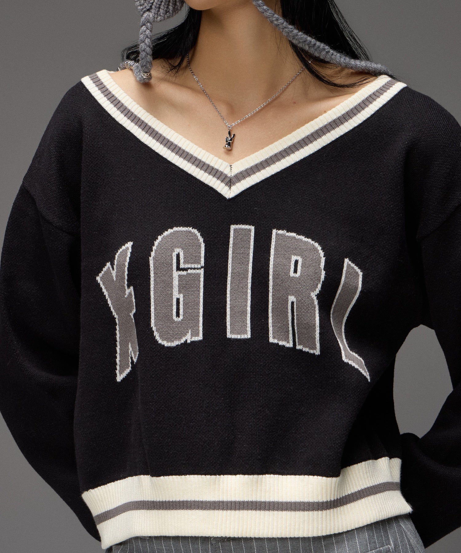 LOGO JACQUARD V-NECK KNIT TOP