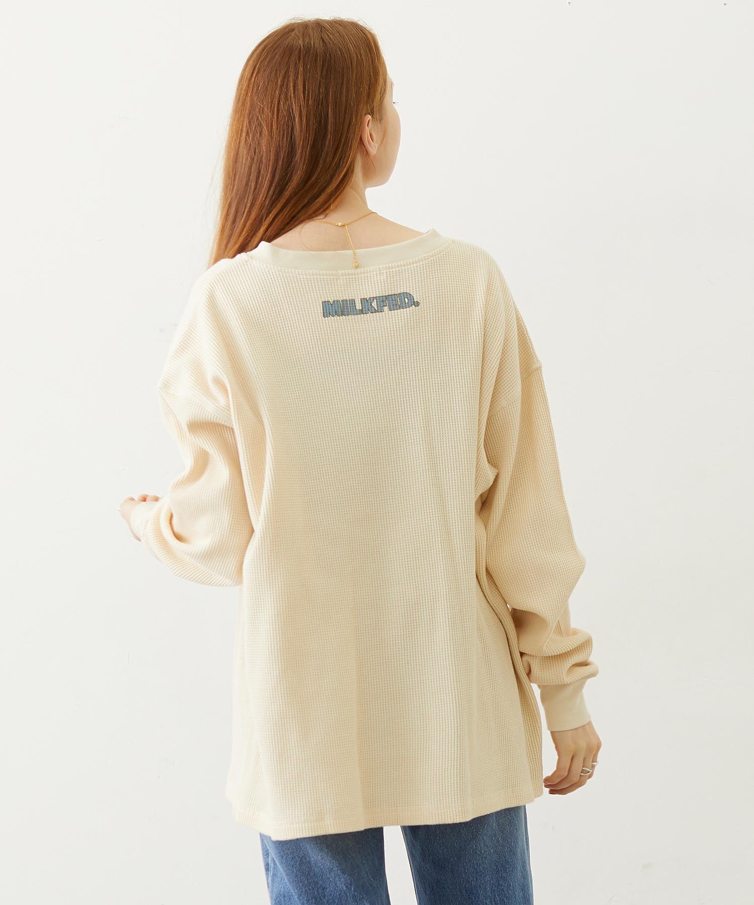 HENLEY NECK GRAPHIC L/S TOP