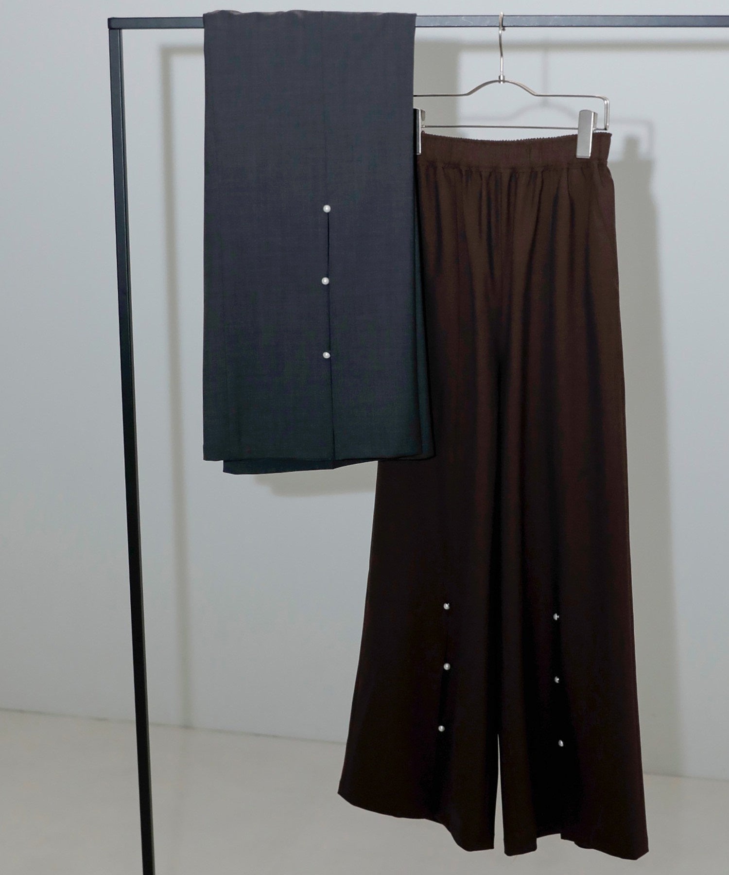 スーチングフロントスリットワンドパンツ