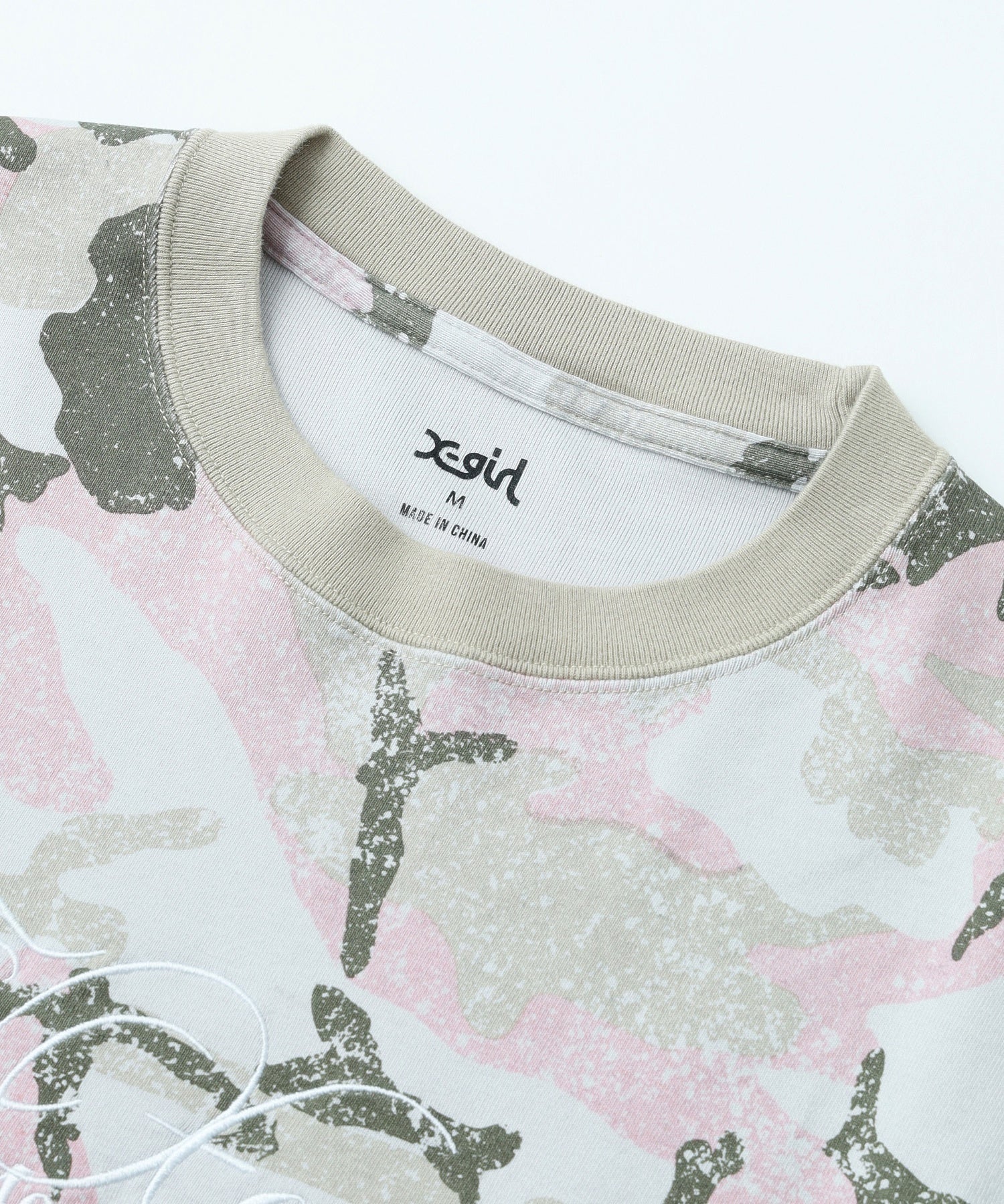 FADED CURSIVE SCRIPT LOGO CAMO S/S TEE