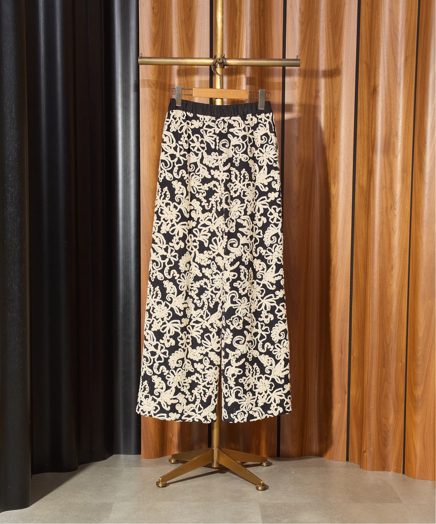 mag.by c/EMBROIDERY MESH PANTS