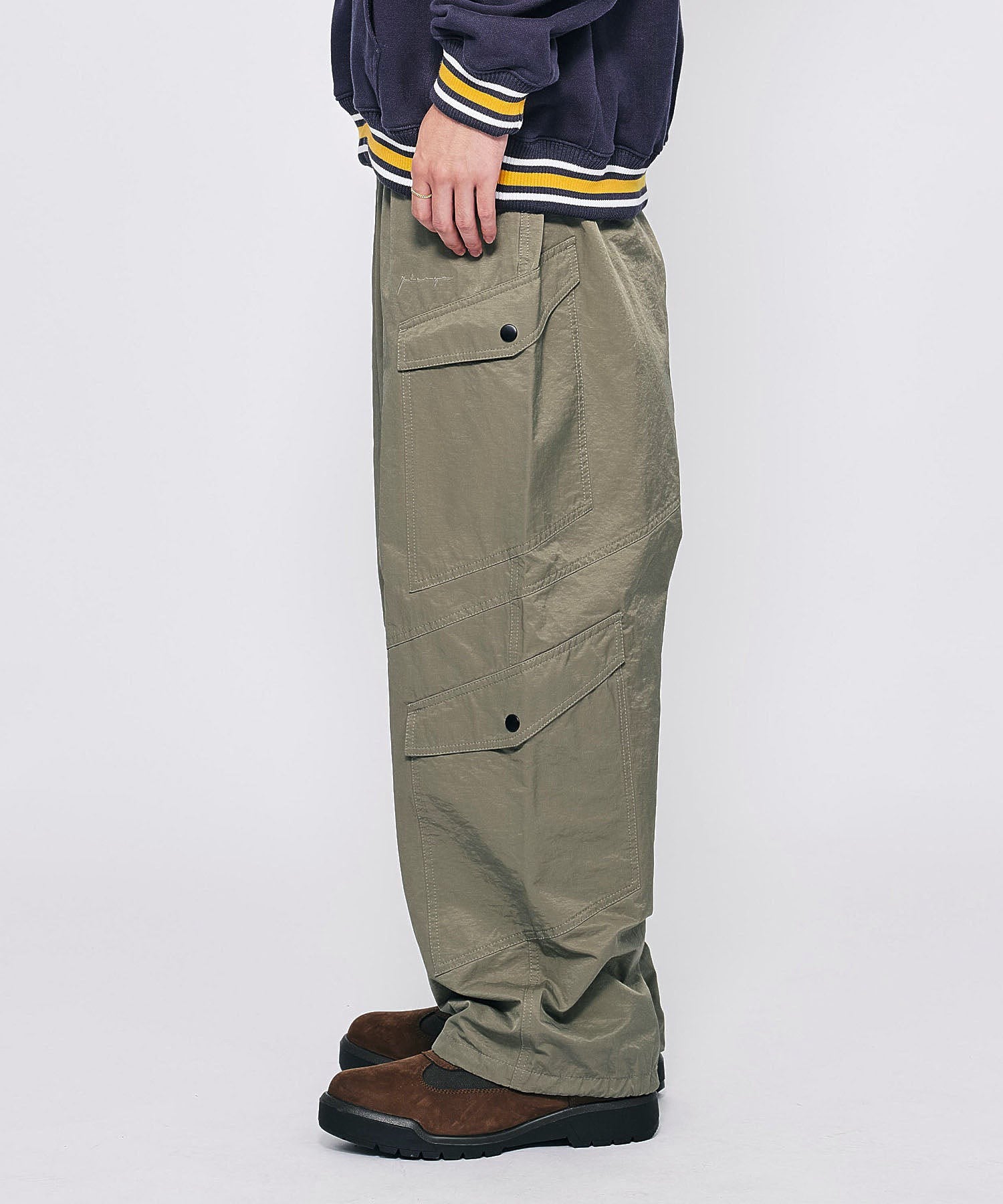 MODEL 身長178cm / 着用サイズ：Lサイズ ※商品の色味の目安は、商品単体の画像をご参照ください。