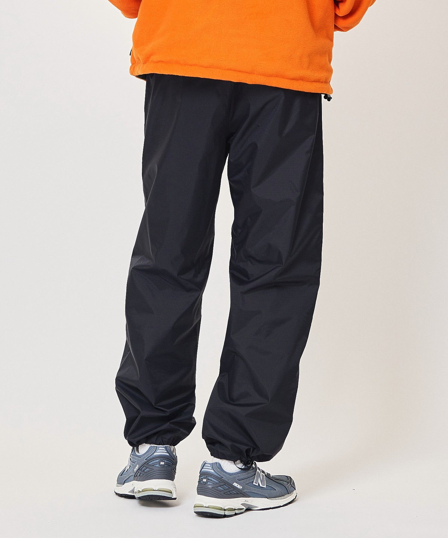 MODEL 身長187cm / 着用サイズ：Lサイズ ※商品の色味の目安は、商品単体の画像をご参照ください。