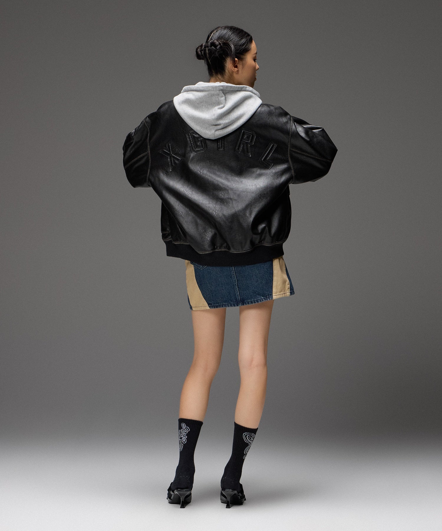 DETACHABLE FAUX FUR COLLAR PATCHED LOGO JACKET