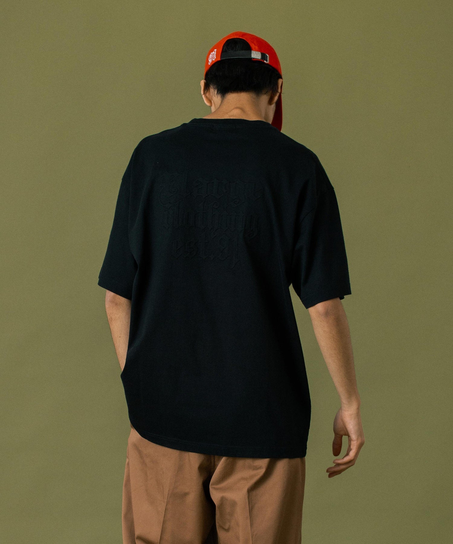 EMBOSSED OLD ENGLISH S/S TEE