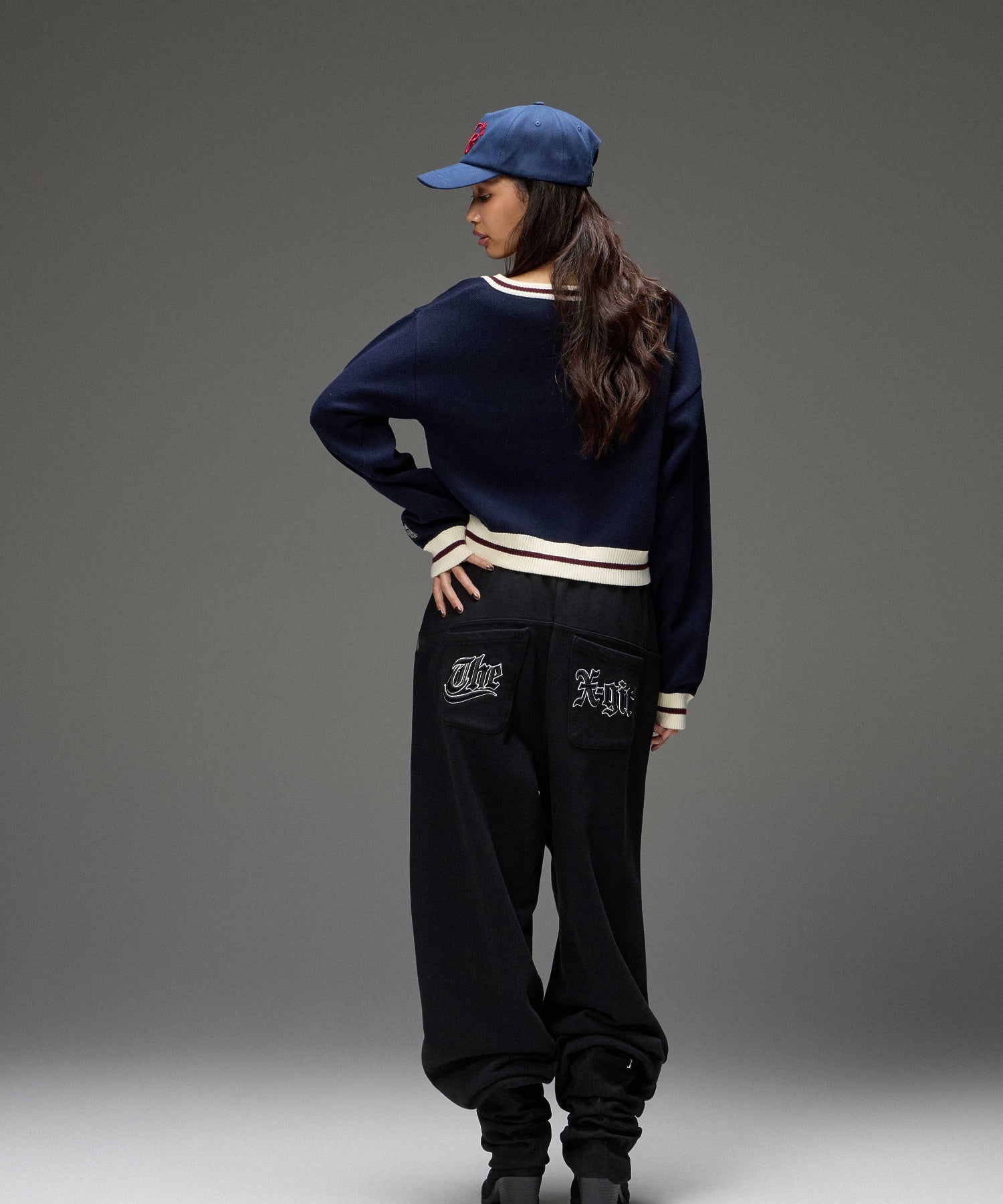 EMBROIDERED POCKET VOLUME SWEATPANTS