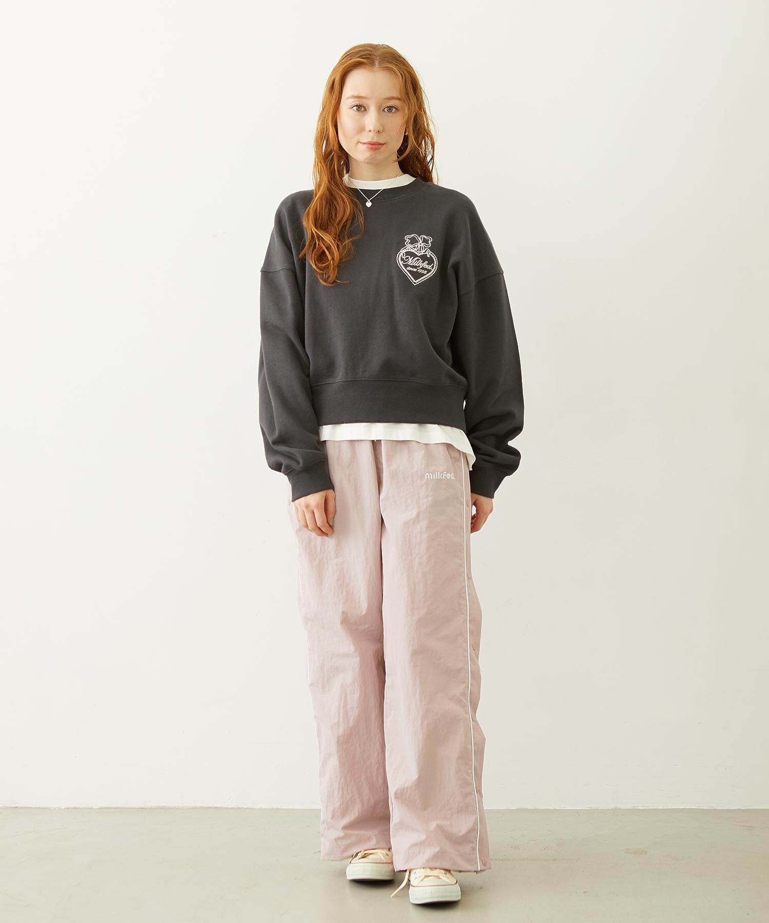 HEART RIBBON EMBLEM SHORT CREW SWEAT