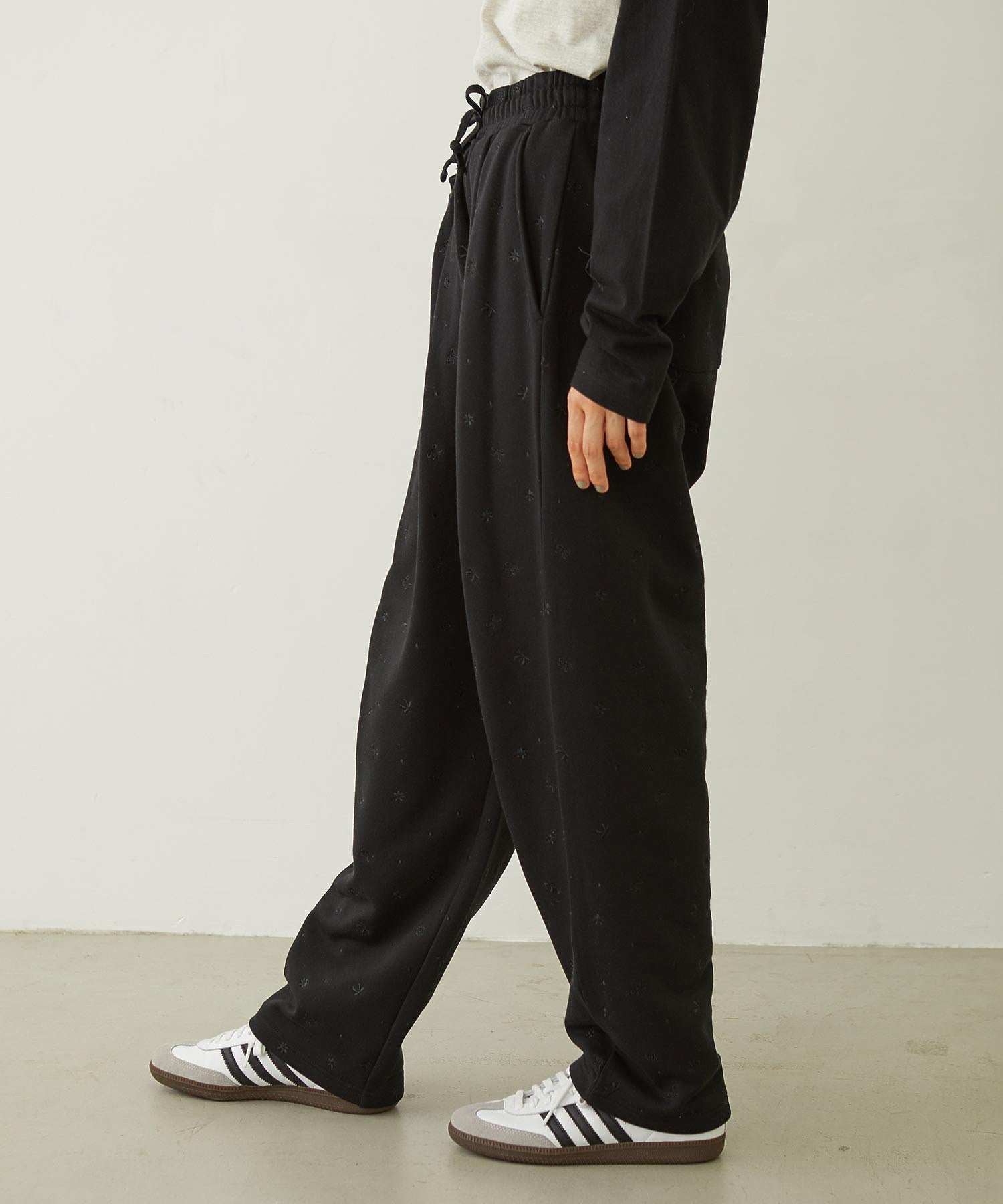 EMBROIDERY TUCK SWEAT PANTS