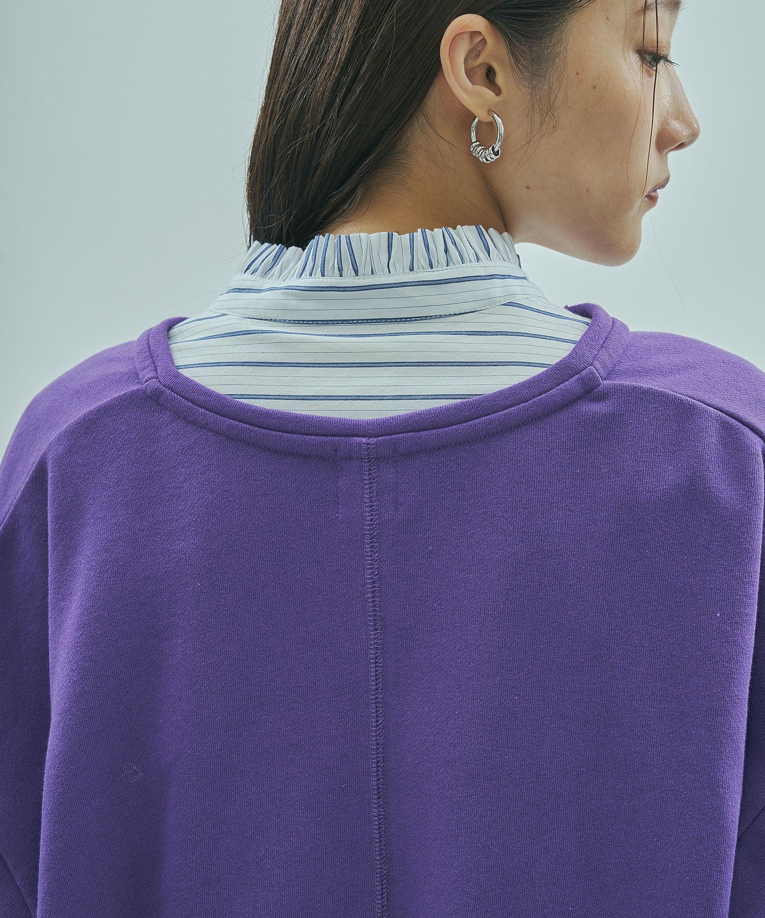V-NECK SWEATSHIRT
