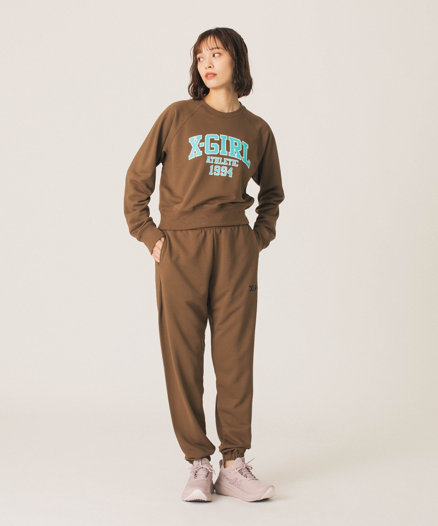 COLLEGE LOGO SHORT CREWNECK SWEATSHIRT