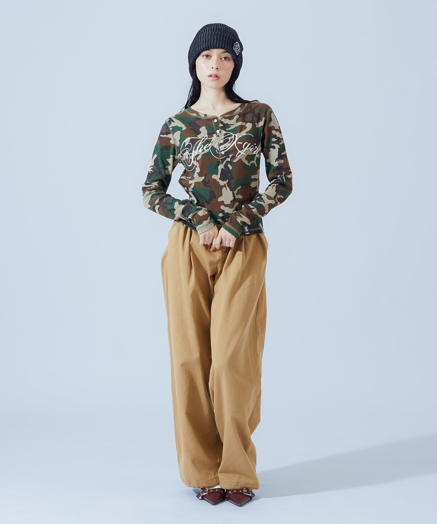 HENLEY NECK SCRIPT LOGO L/S COMPACT TOP