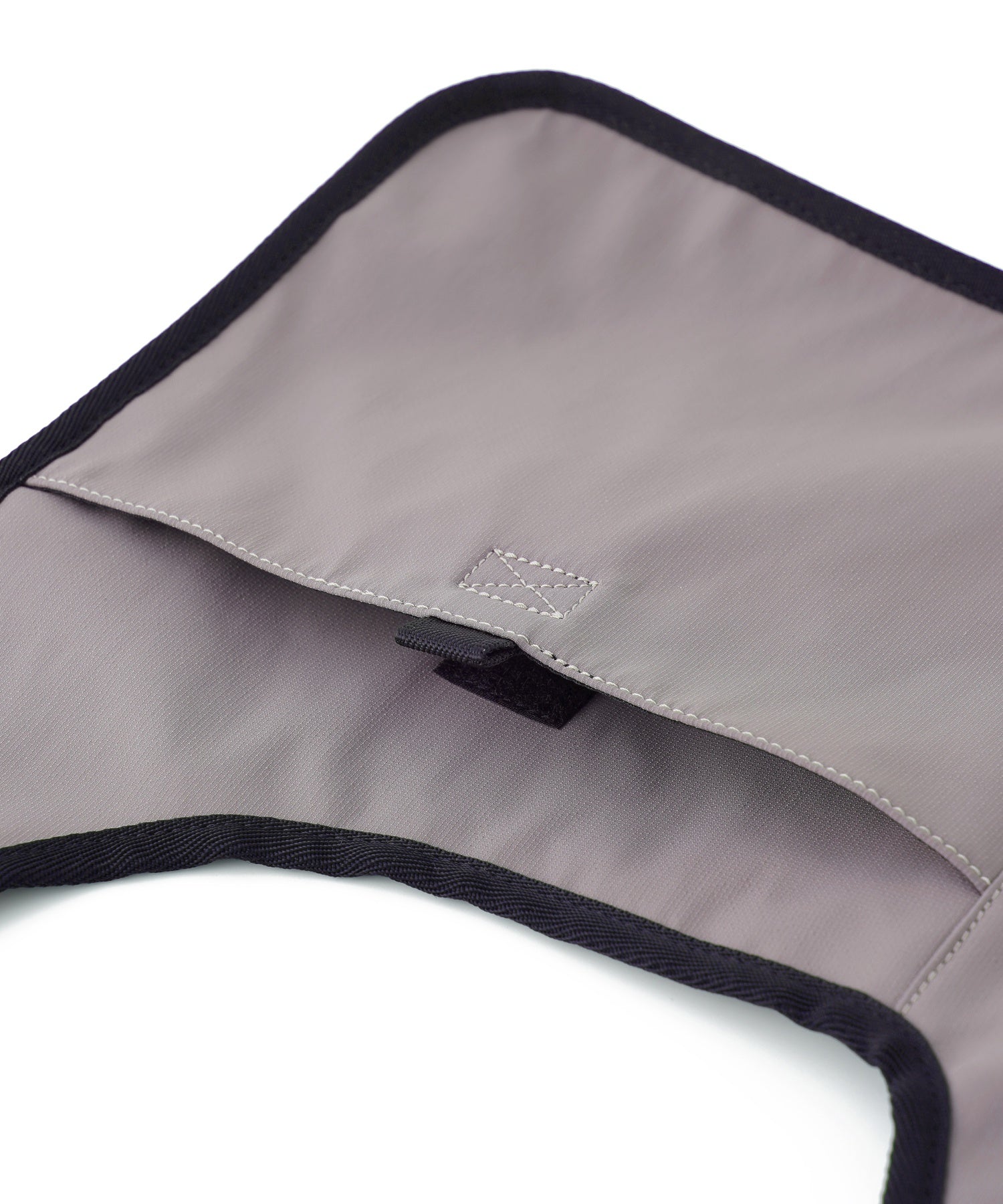 LIGHTWEIGHT MESSENGER BAG