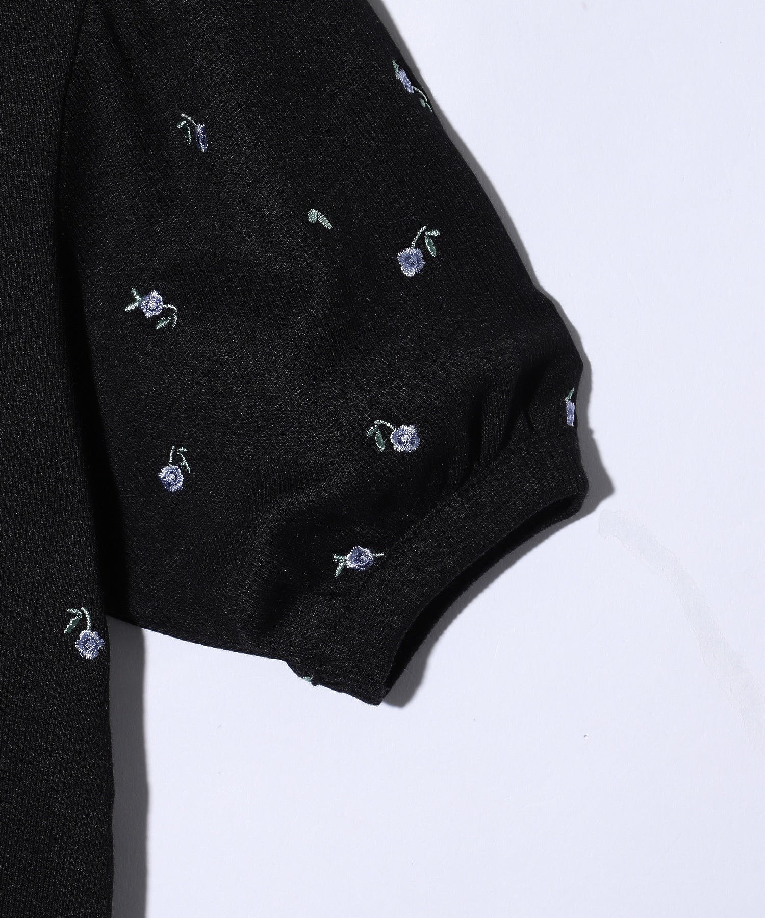 FLOWER EMBROIDERY SHIRRING S/S TOP MILKFED.
