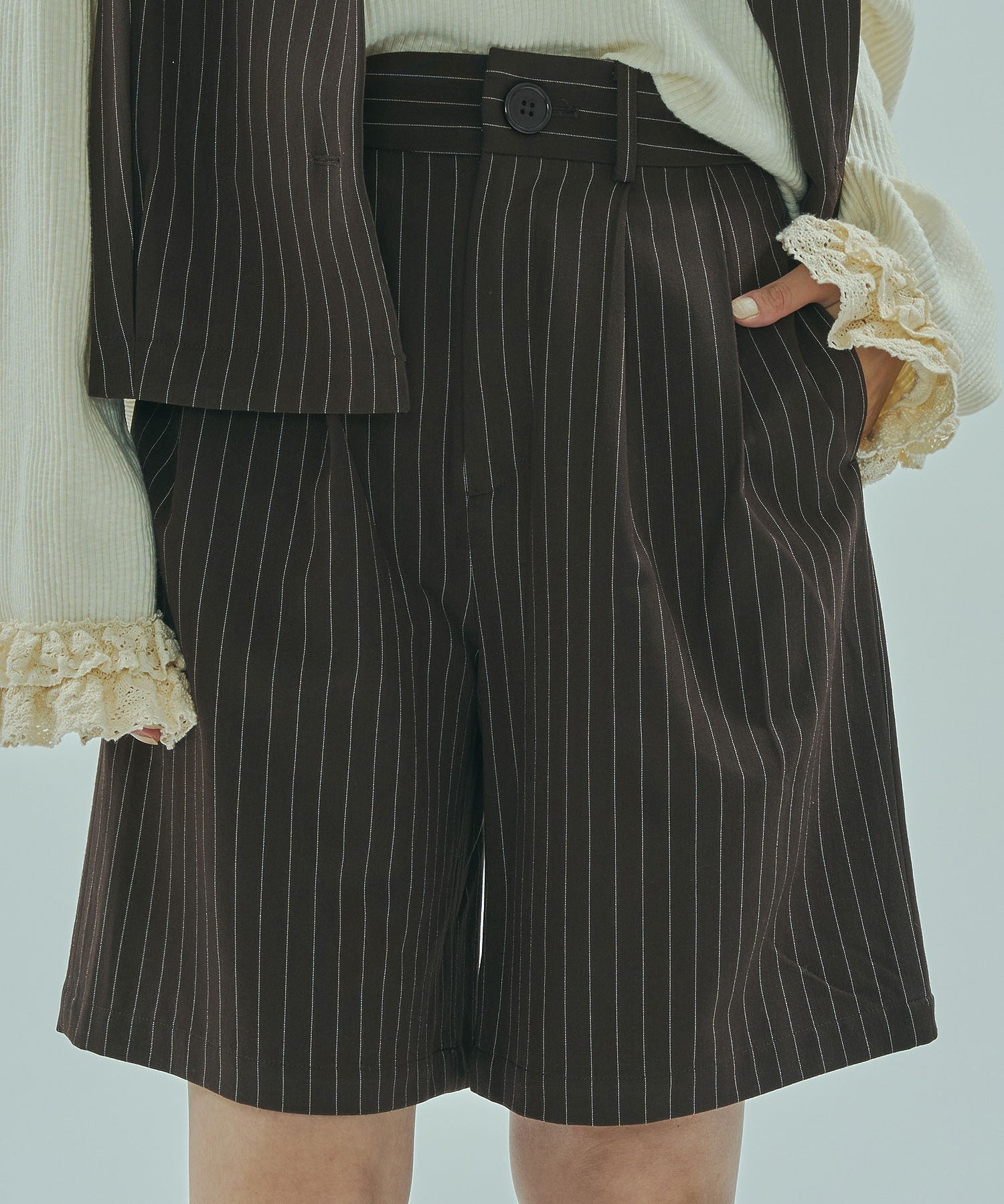 DOUBLE TUCK SHORT
