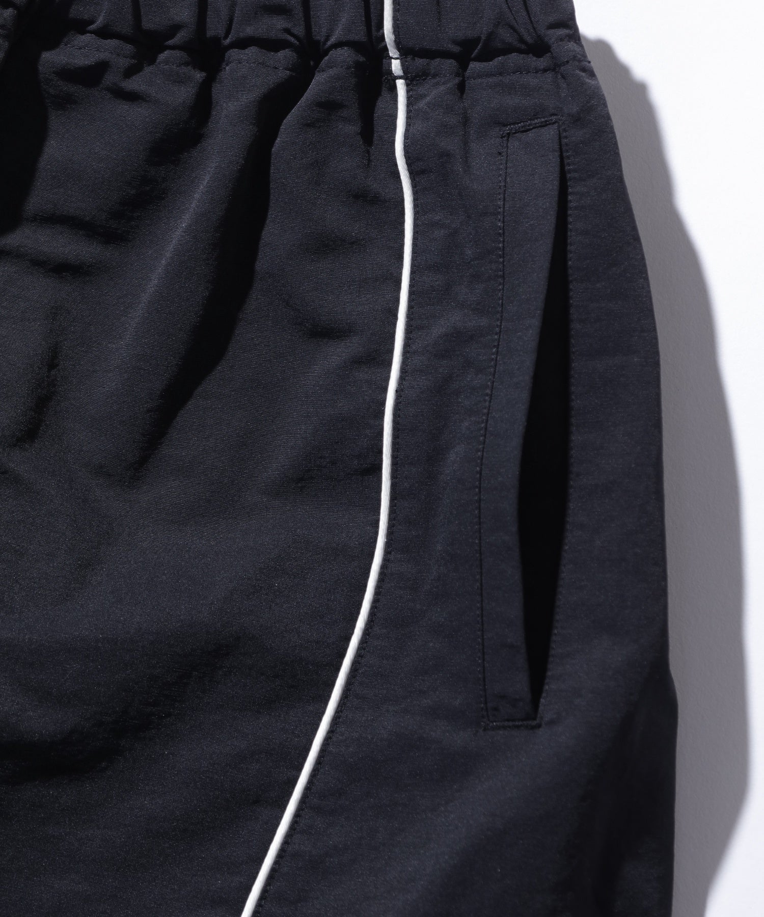 CURVED NYLON PANTS