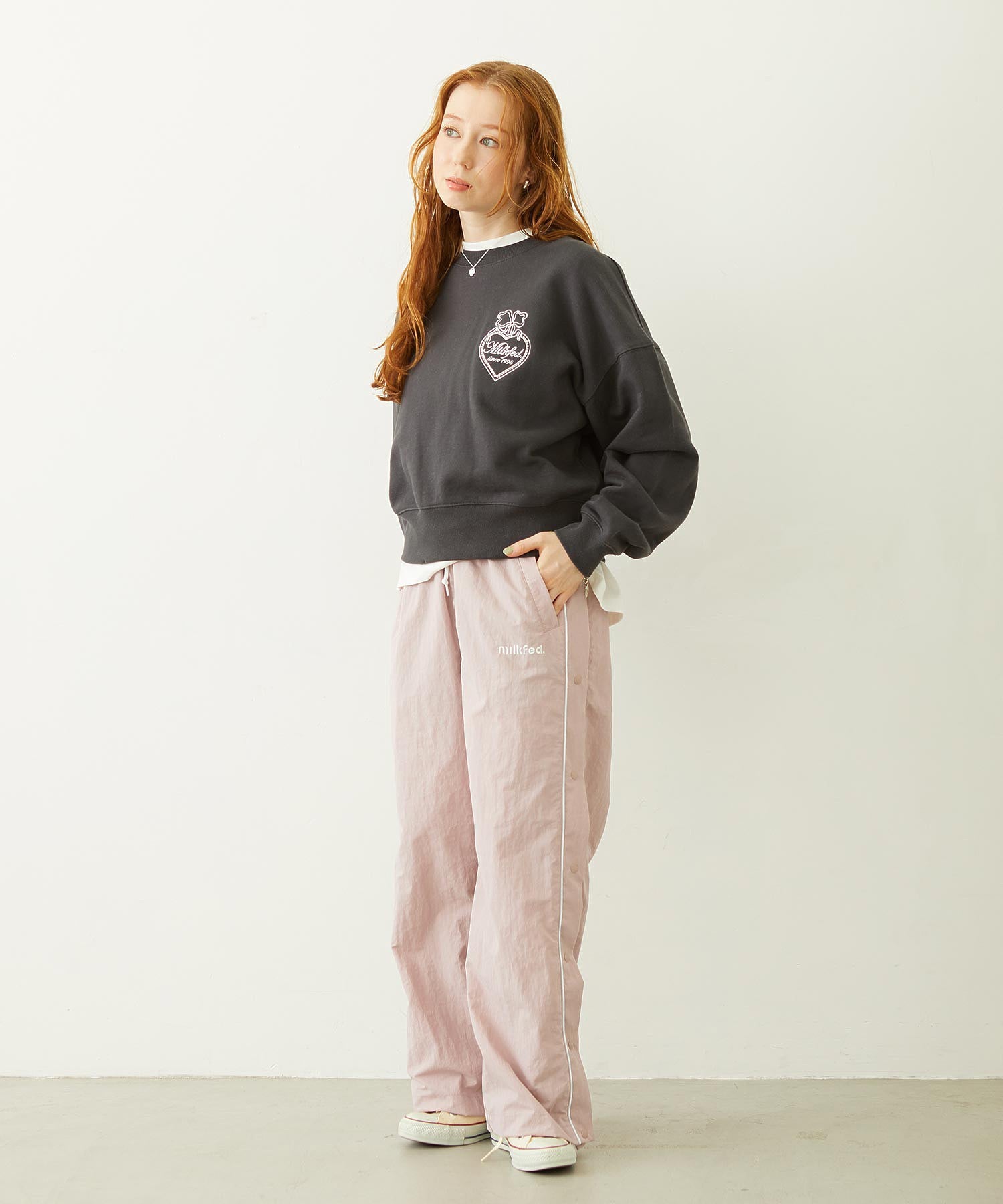 HEART RIBBON EMBLEM SHORT CREW SWEAT