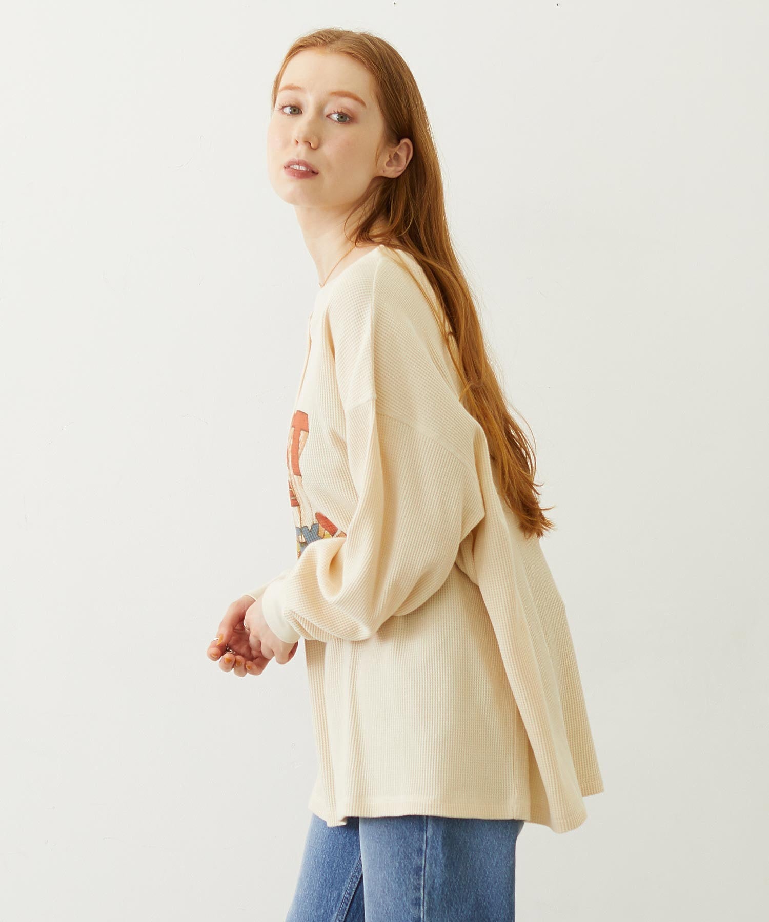 HENLEY NECK GRAPHIC L/S TOP