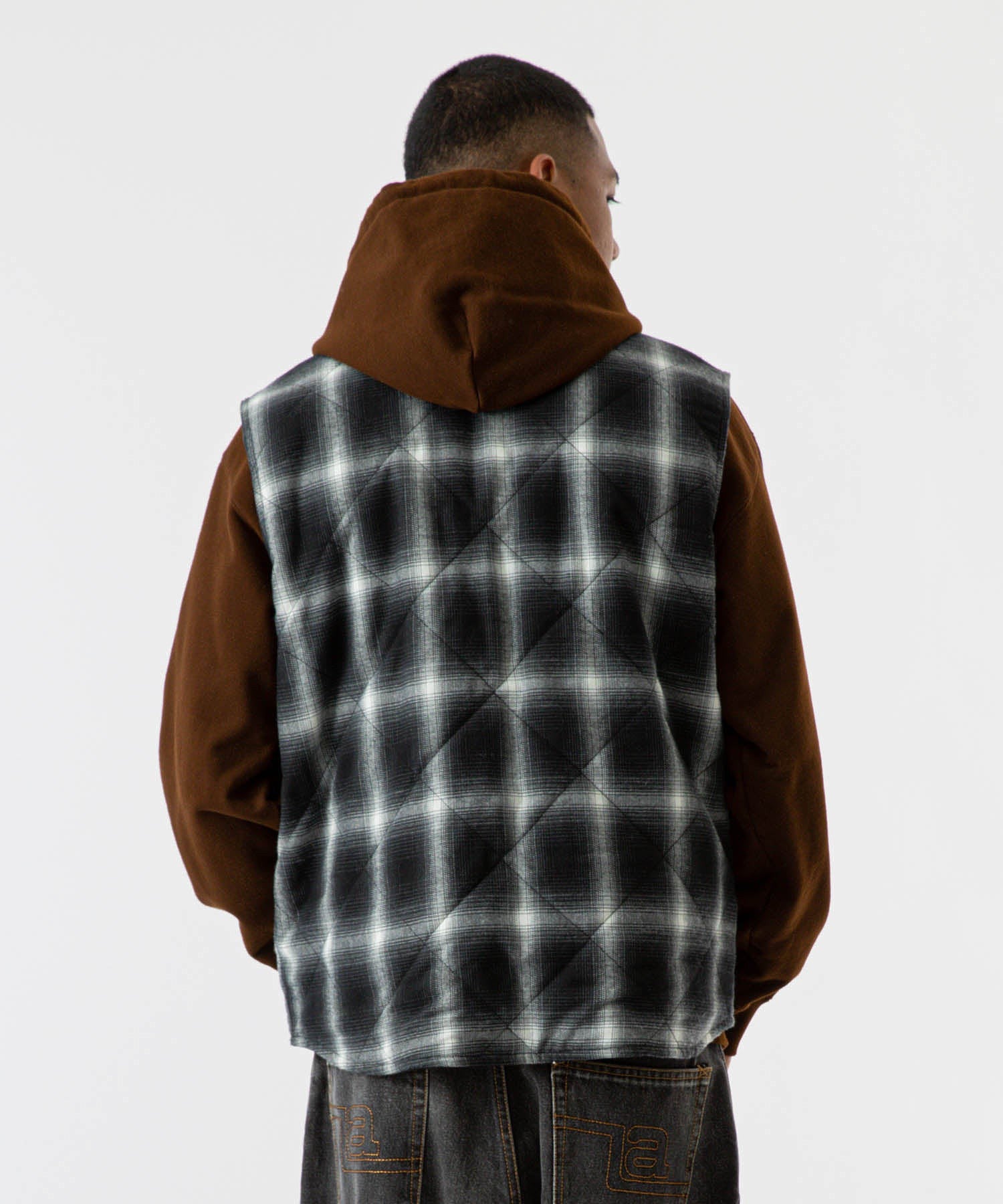 MODEL 身長187cm / 着用サイズ：Lサイズ ※商品の色味の目安は、商品単体の画像をご参照ください。