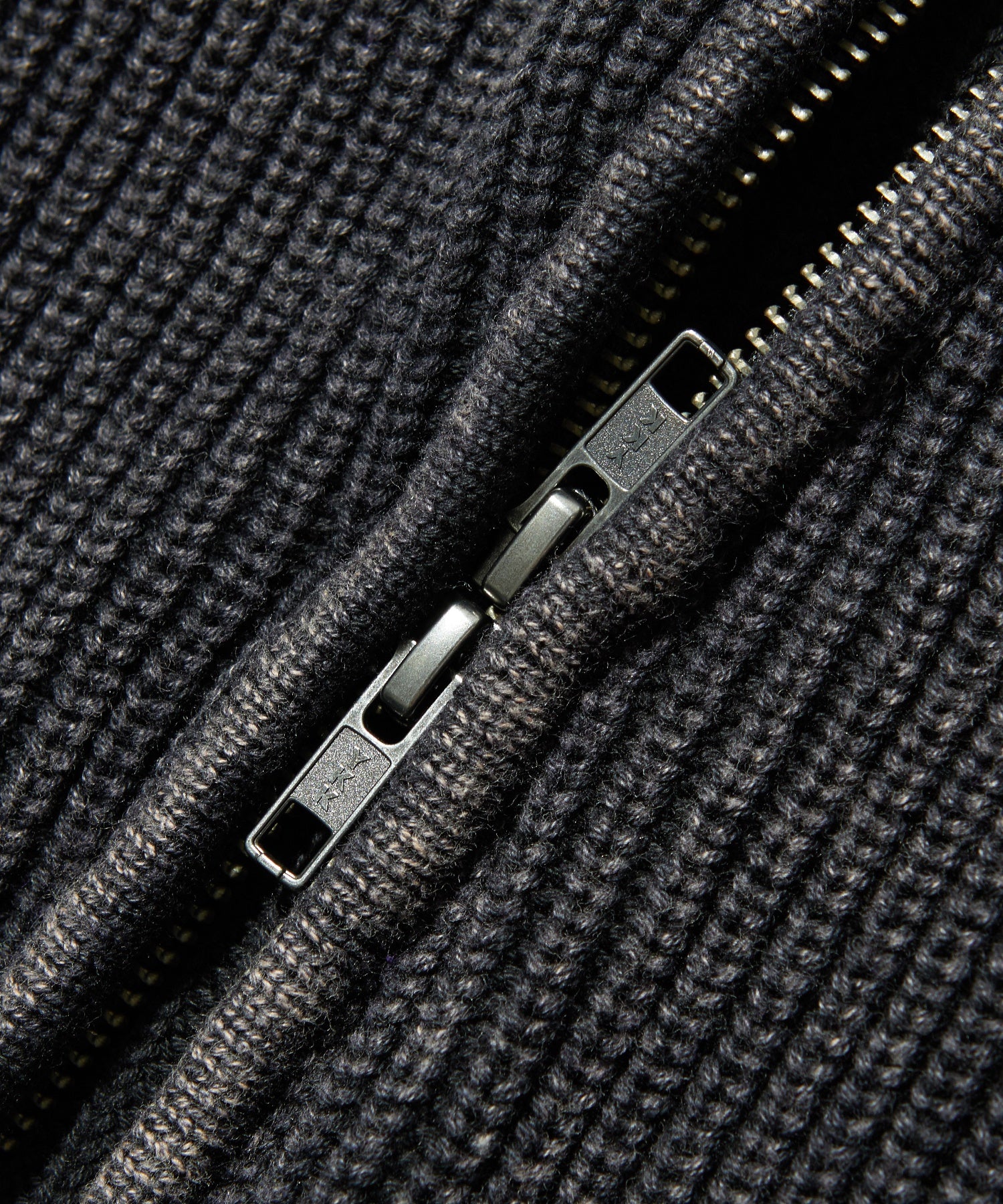 SLEEVE LOGO FADED ZIP UP KNIT TOP