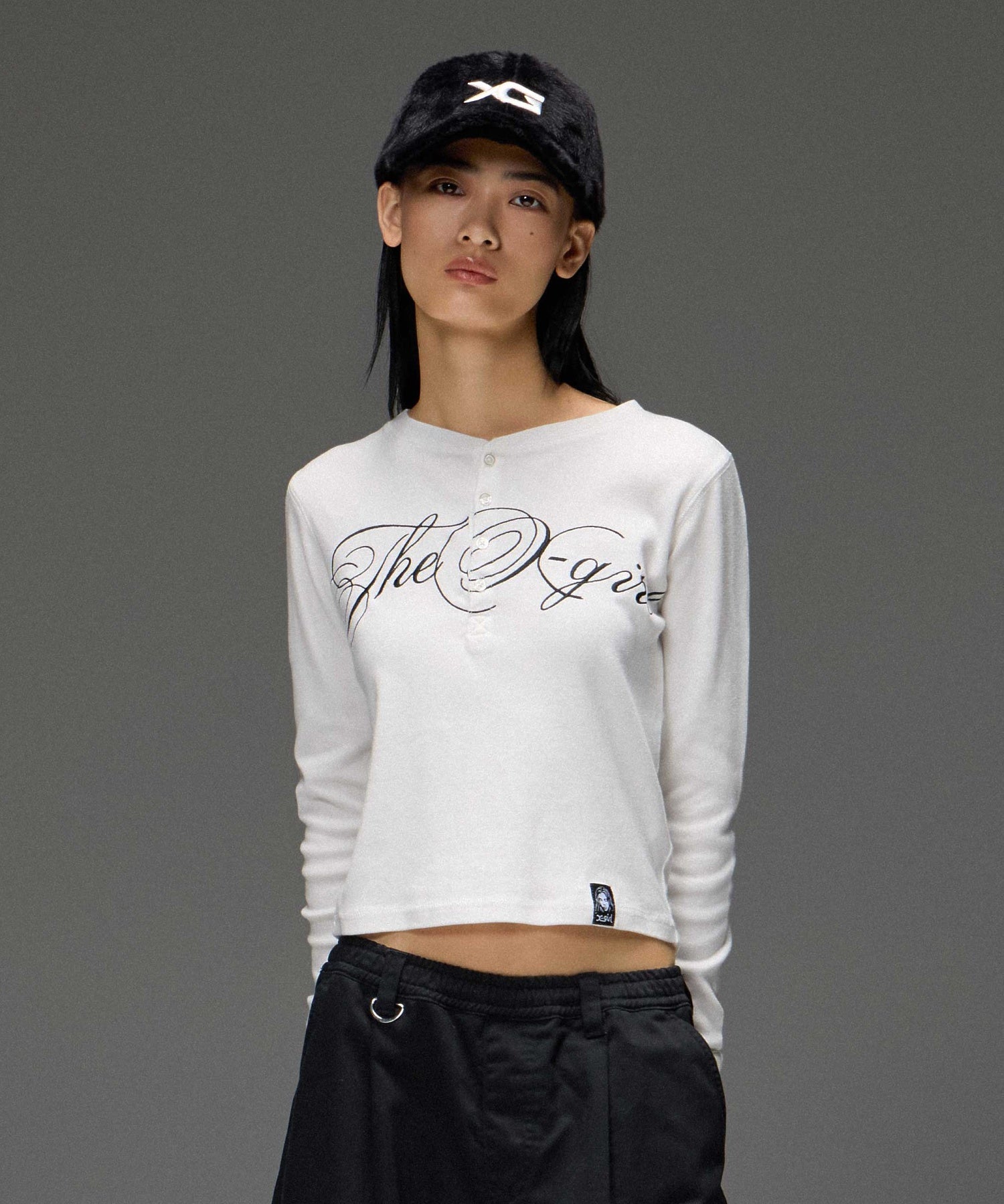 HENLEY NECK SCRIPT LOGO L/S COMPACT TOP
