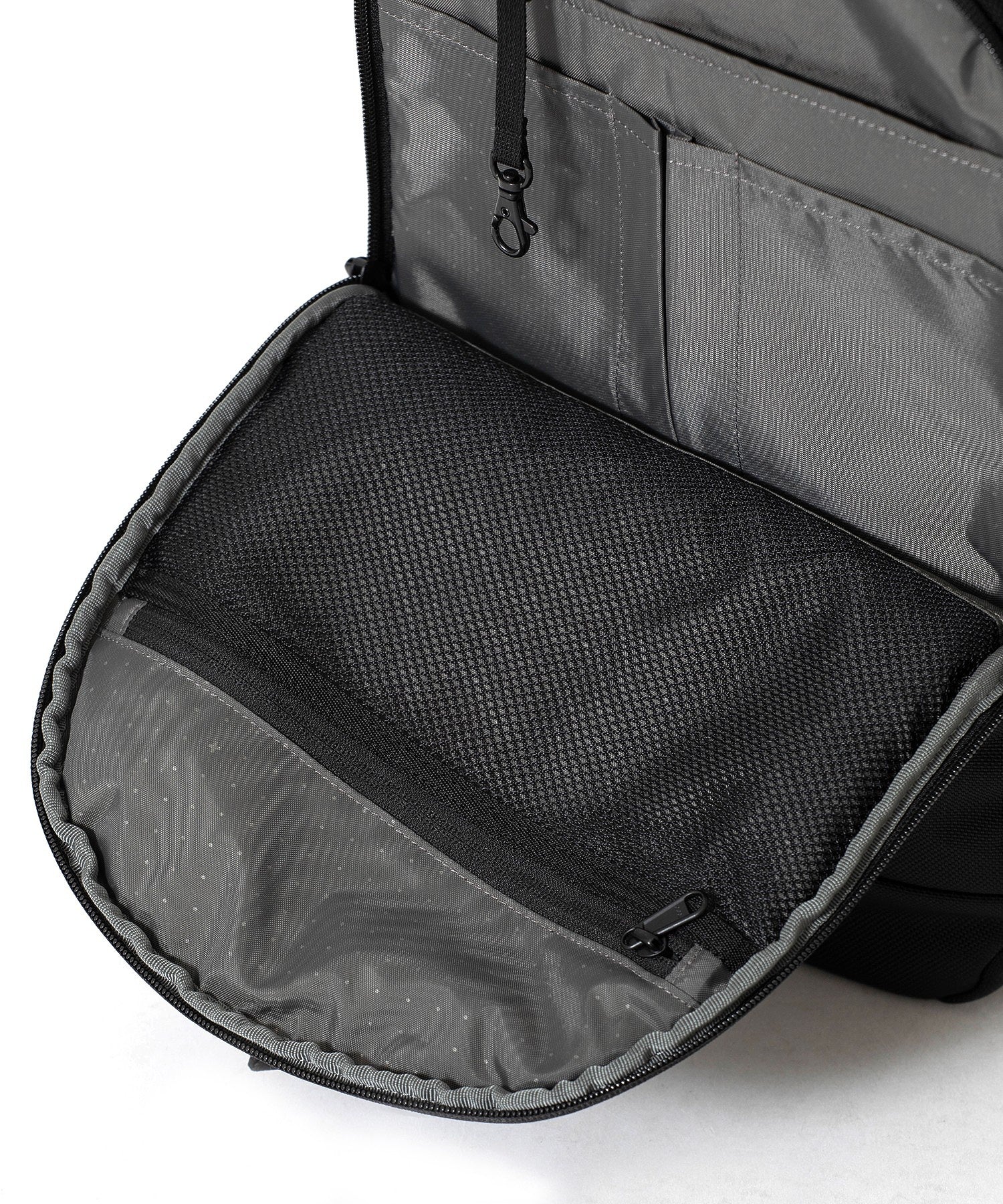 Incase Tracks Backpack 18L-Black