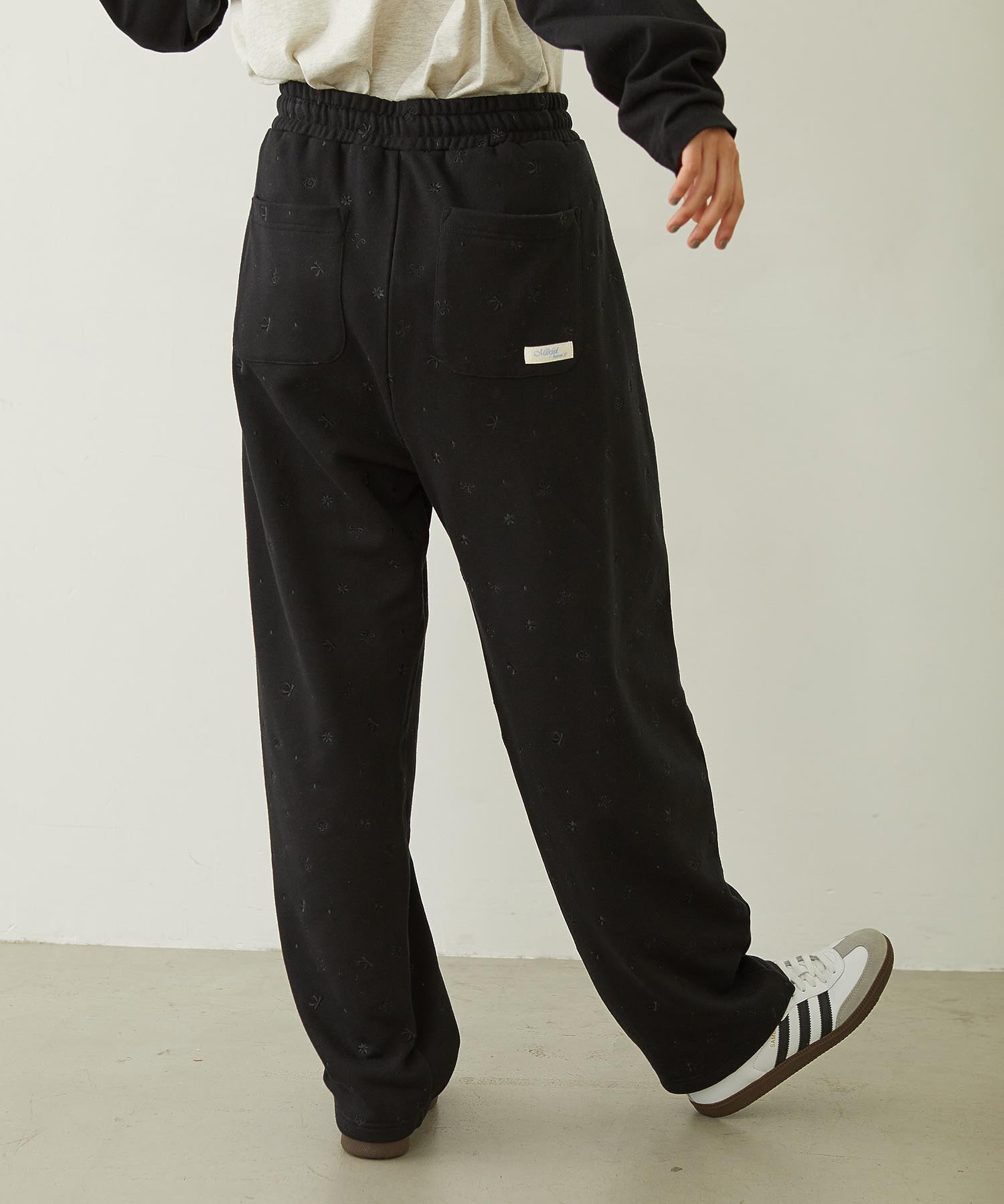 EMBROIDERY TUCK SWEAT PANTS