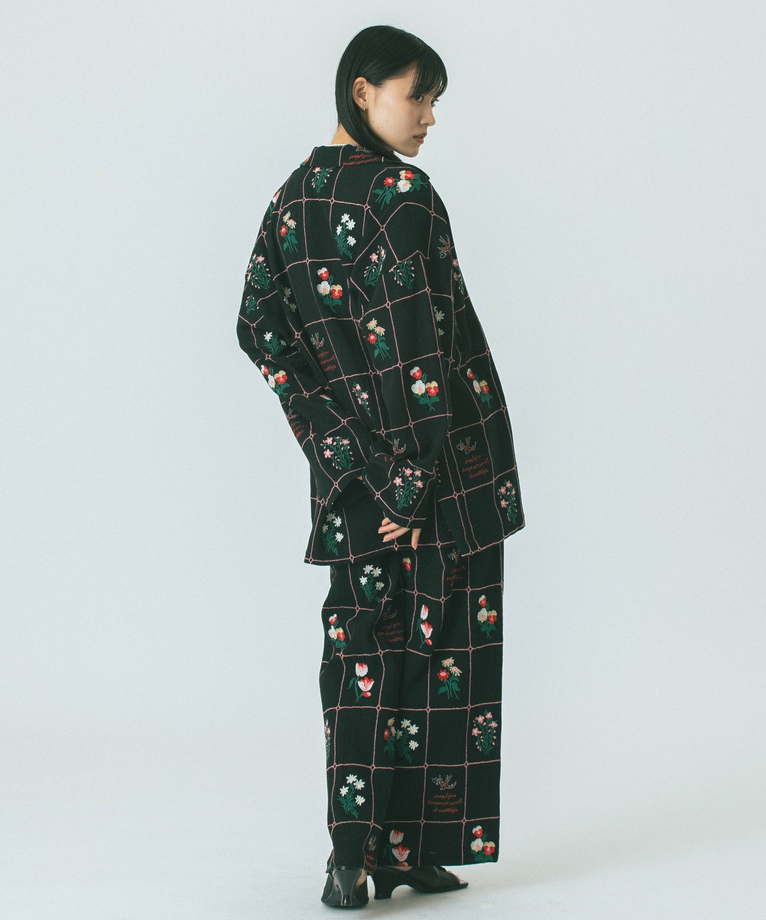 mag.by c/FLOWER EMBROIDERY PANTS