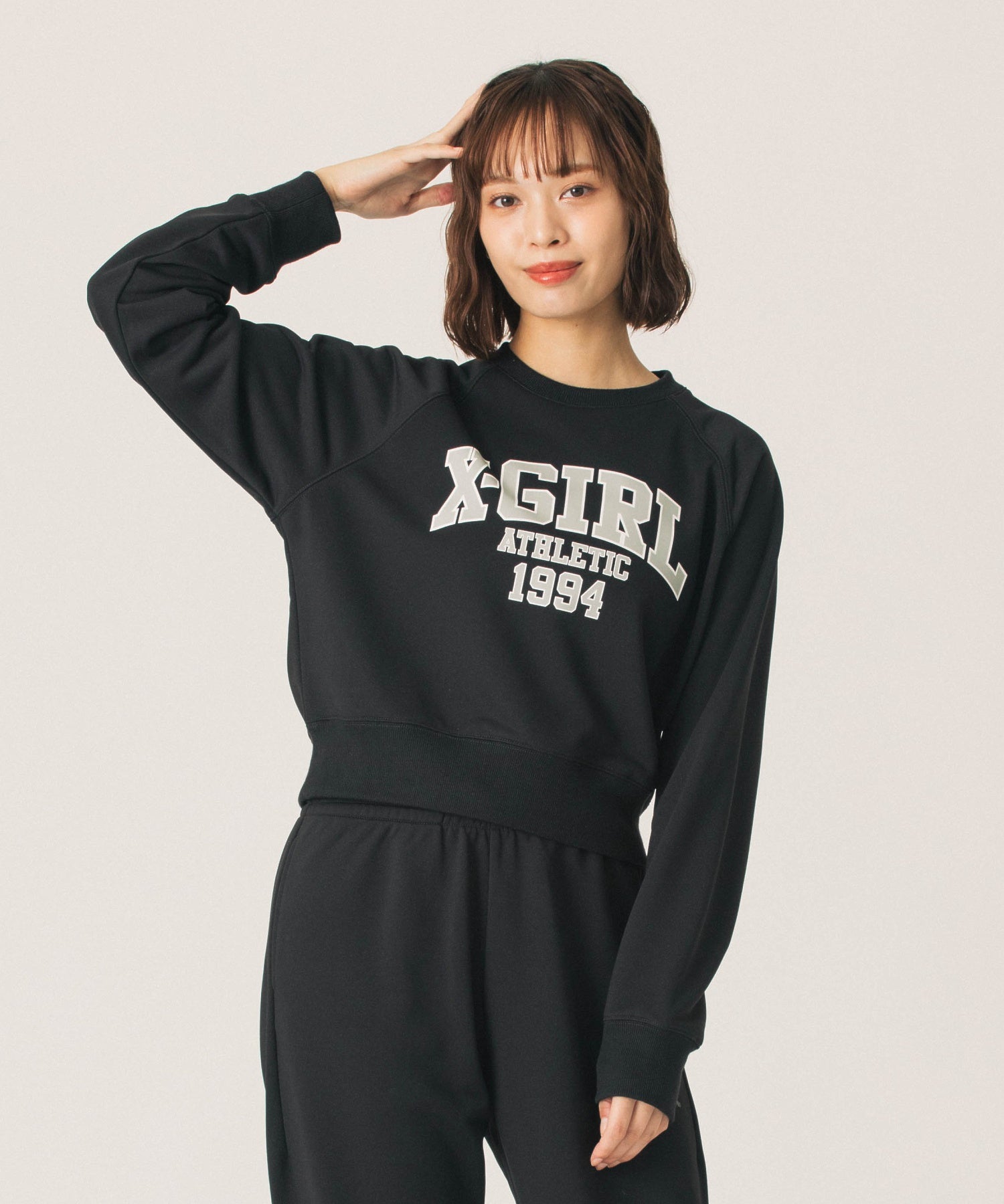 COLLEGE LOGO SHORT CREWNECK SWEATSHIRT