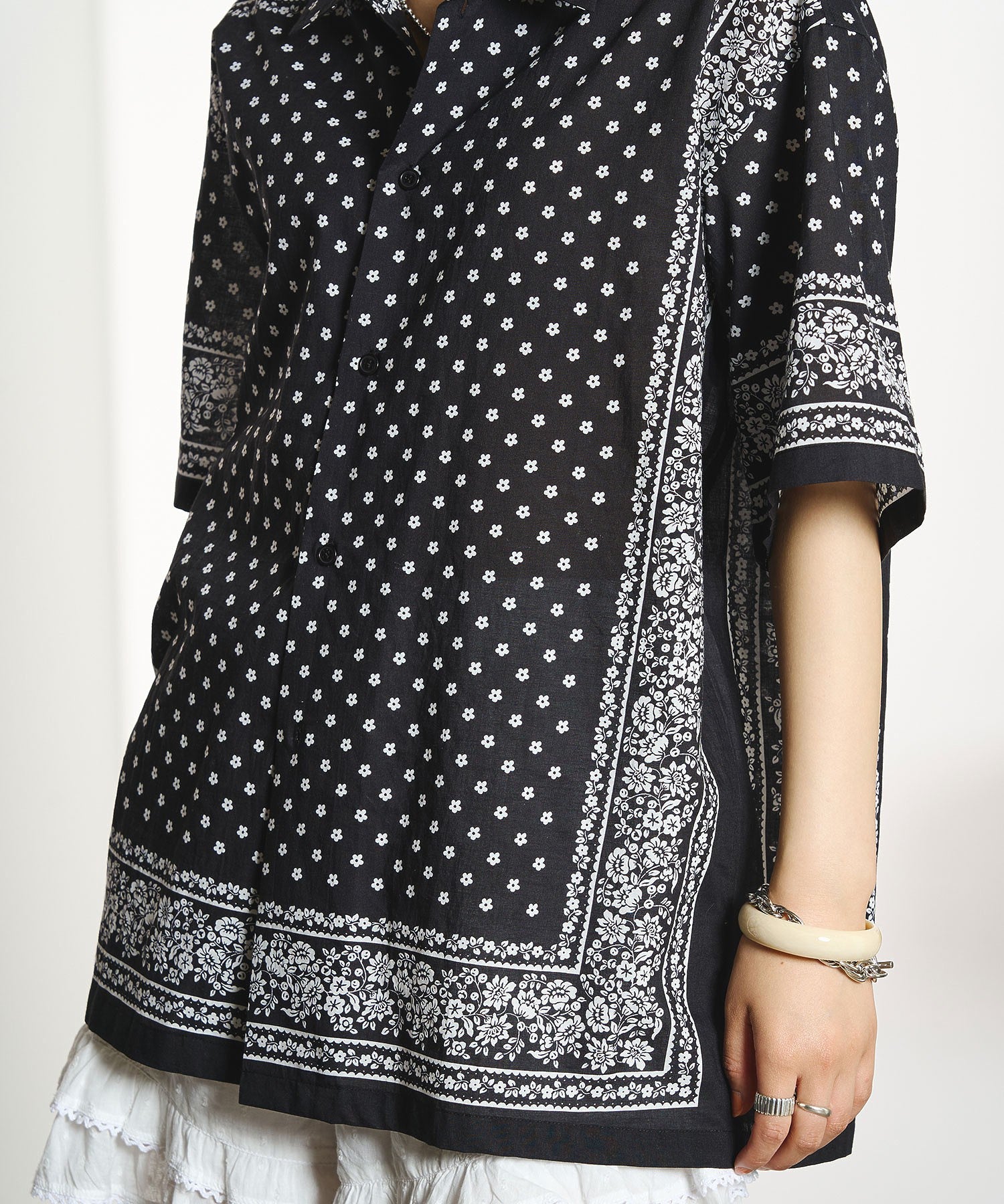【ROSE BUD別注】INDIA IS BEAUTIFUL/SHORT-SLEEVE PRINTED SHIRT
